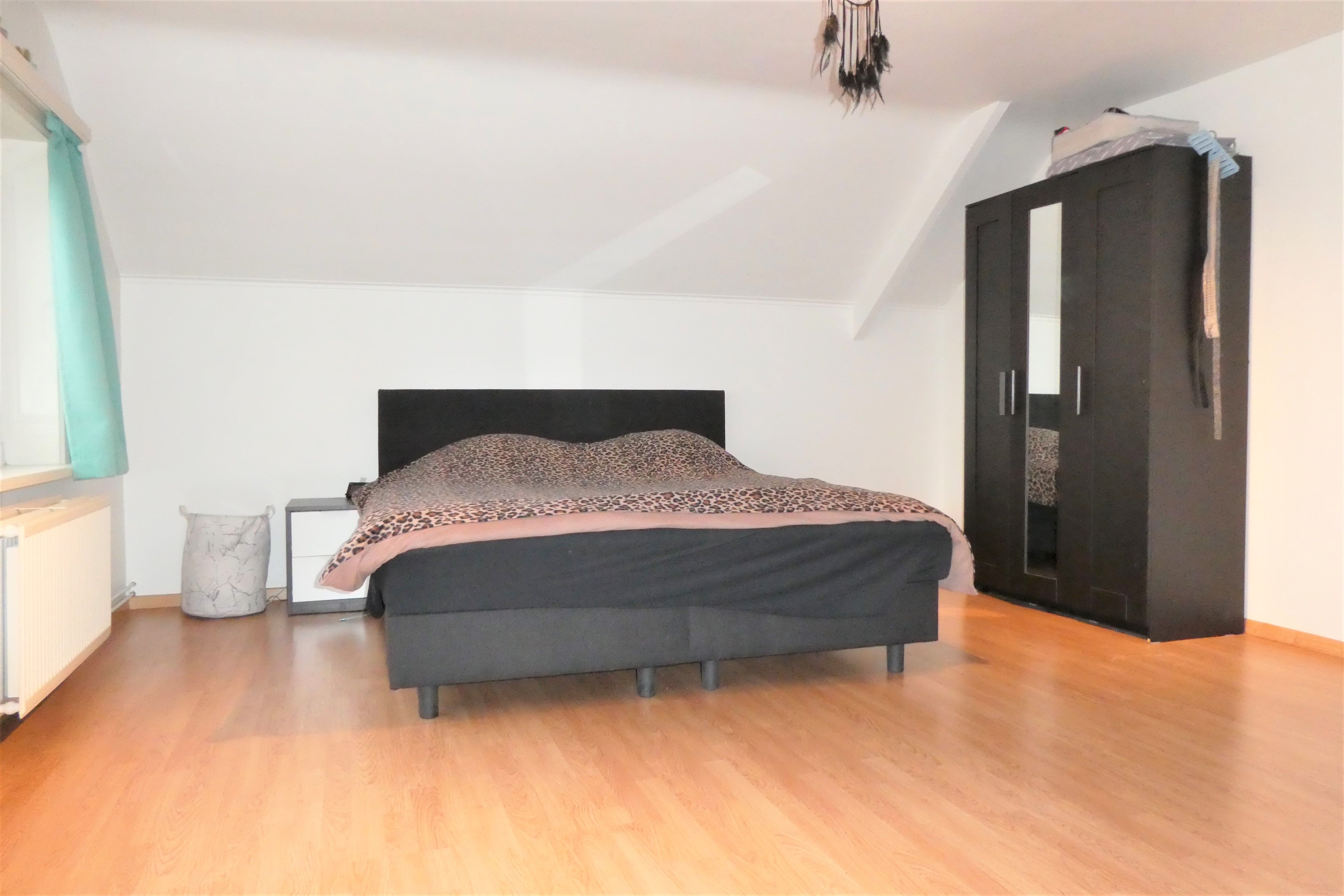 Prachtige koppelwoning met zonnig terras van 16m² en 2 autostaanplaatsen. Veel lichtinval door de grote ramen. foto 15