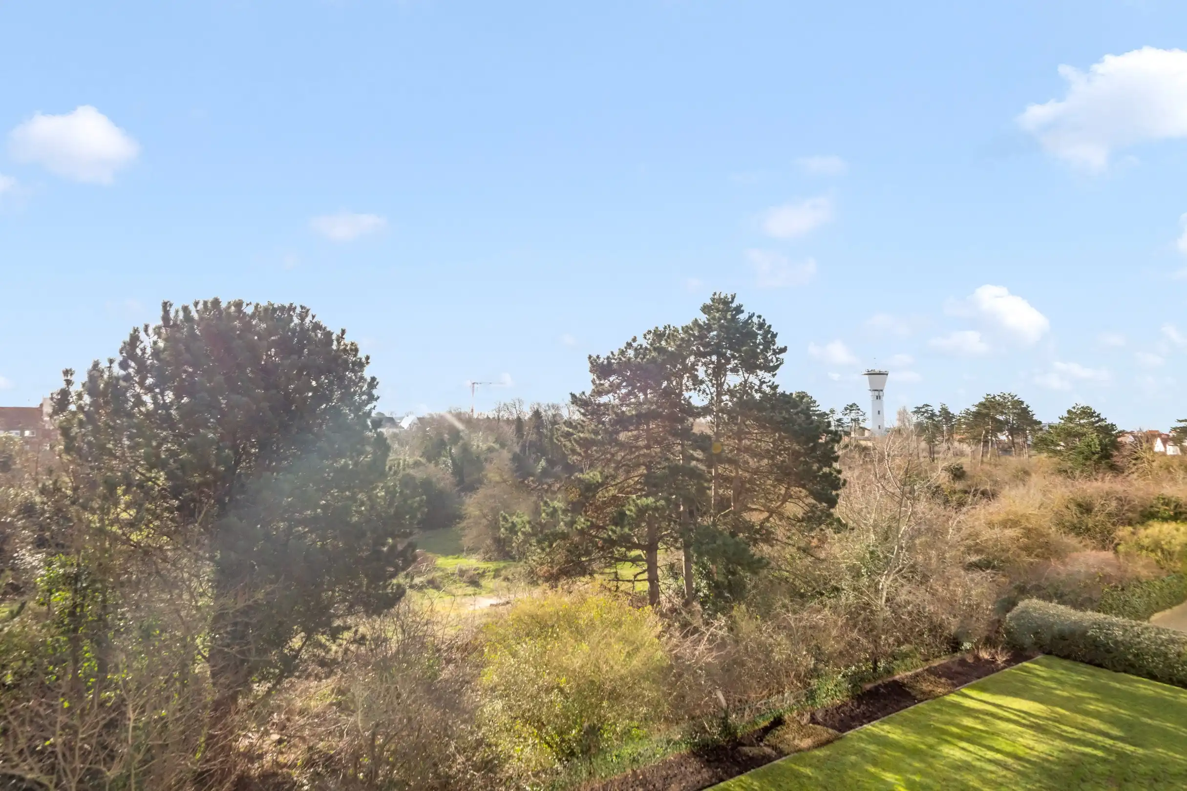 Zeer zonnig hoekappartement met zuidgericht terras, groen open zicht op Park 58  aan de rand van Duinbergen. Garage te koop in de residentie. foto 17