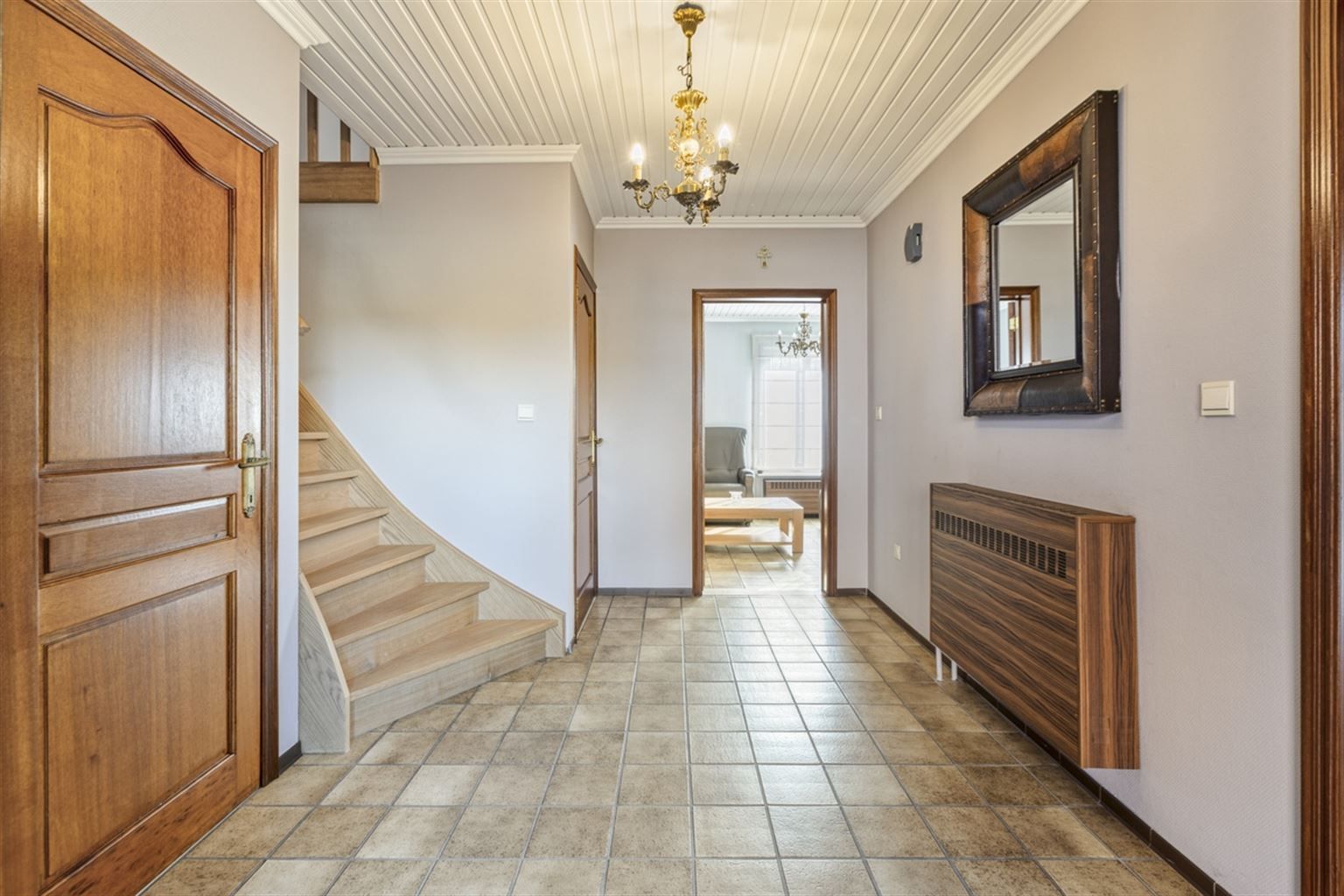 Ruime gezinswoning voorzien van 5 slaapkamers, garage, kelder en tuin nabij het centrum van Neeroeteren. Tevens mogelijkheden voor het uitoefenen van een vrij beroep, praktijkruimte, kapsalon, etc.  foto 3