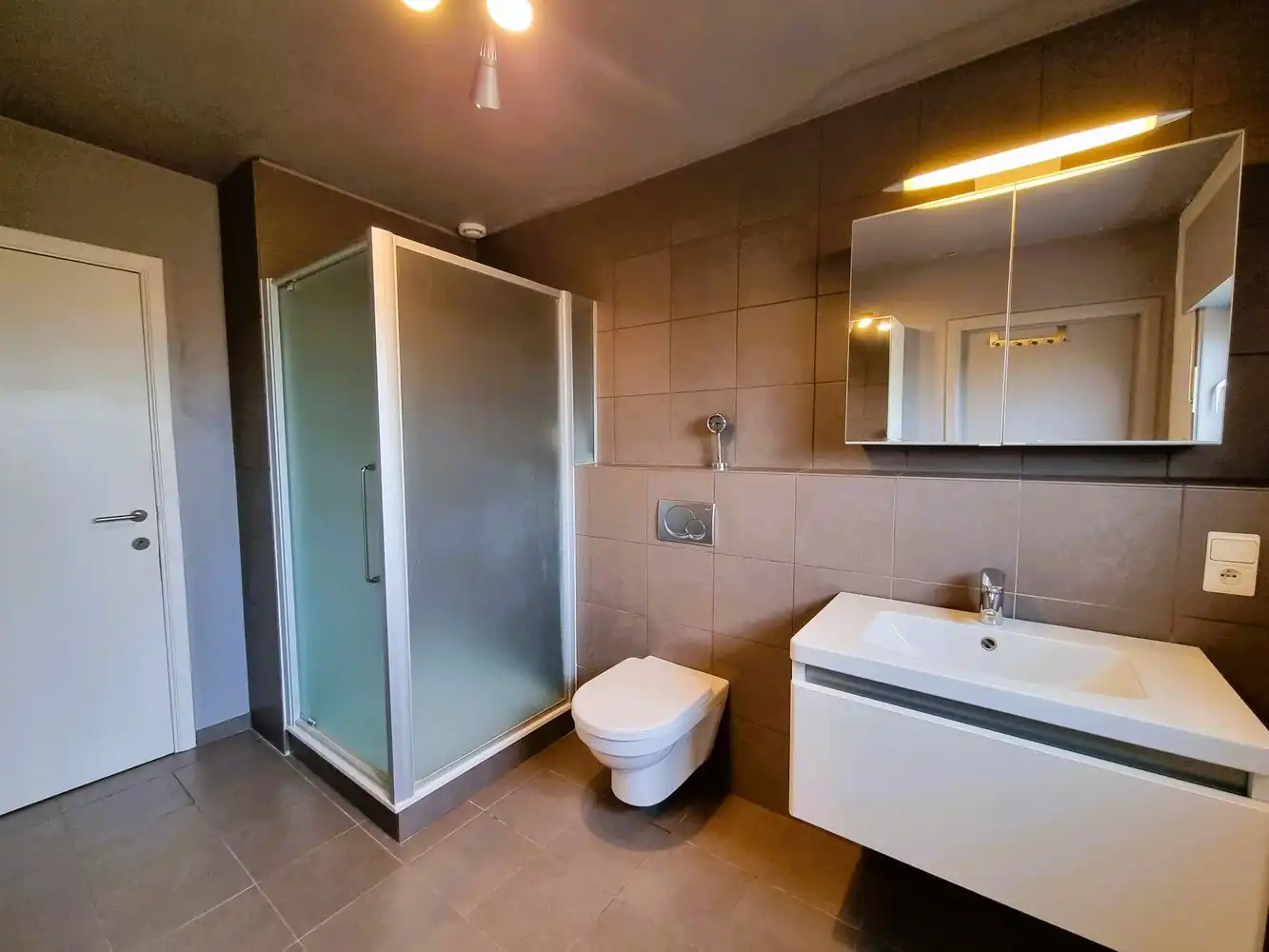 Instapklare gezinswoning, grote slaapkamers, nieuwe keuken en badkamer met zuidgerichte tuin en garage foto 7