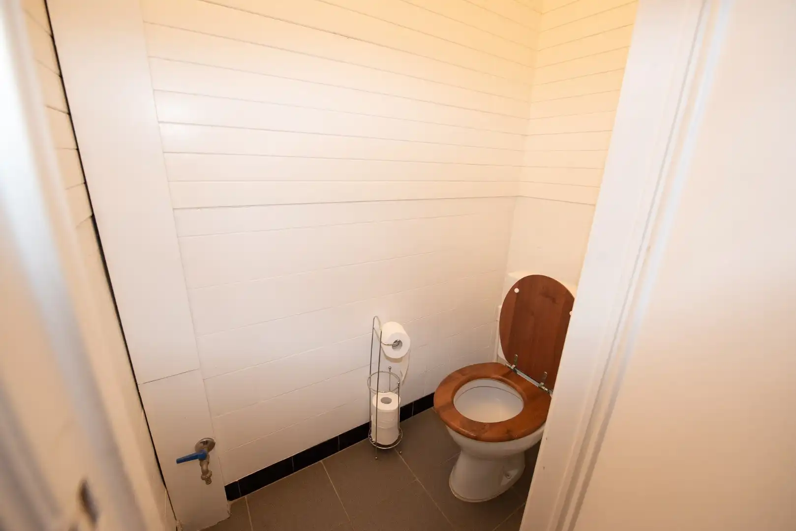 Ruime  en goed onderhouden woning met 3 slaapkamers op centrale ligging te Deerlijk. foto 8