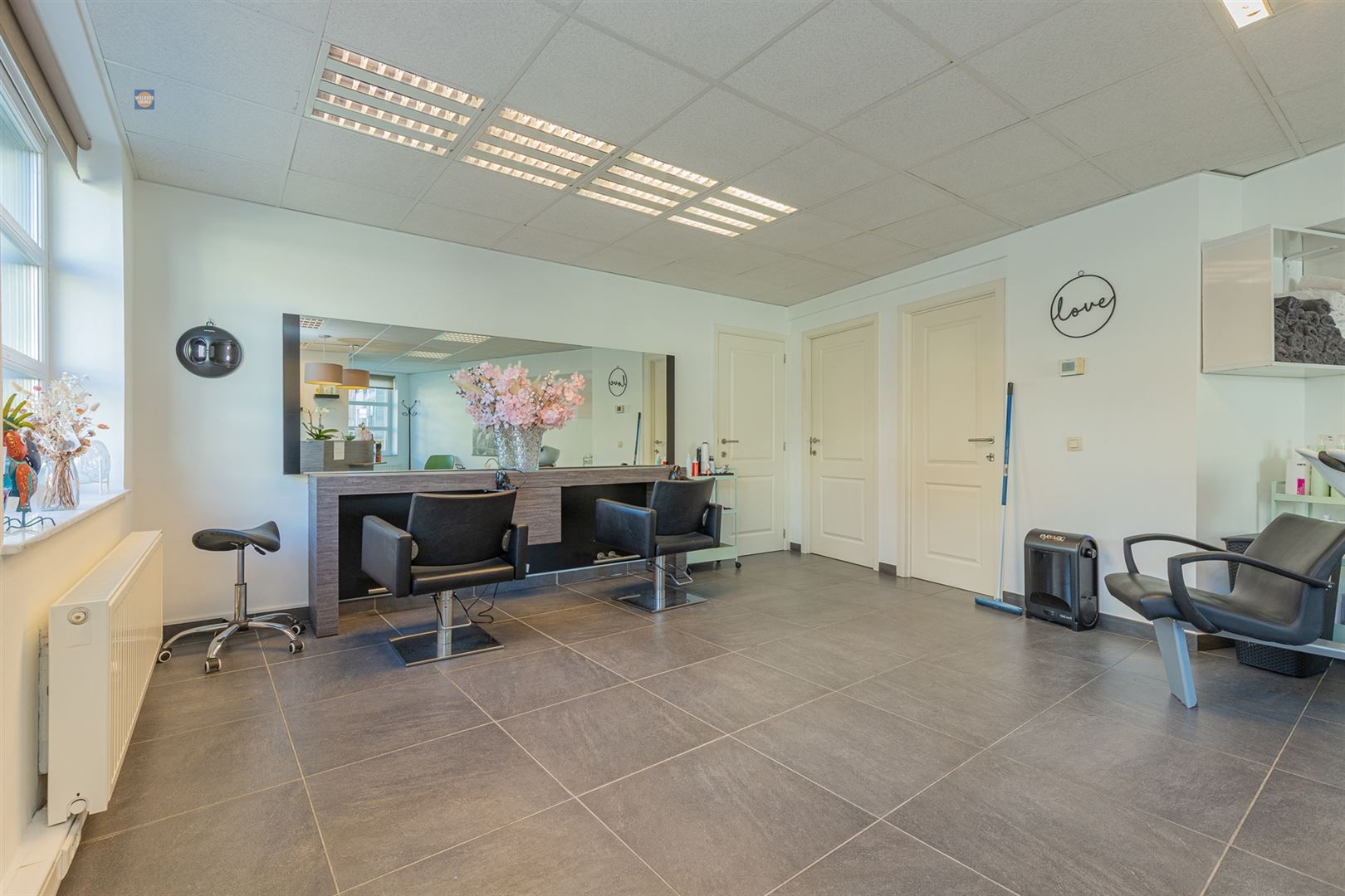 Unieke handelsruimte in het hart van het dorp foto 4