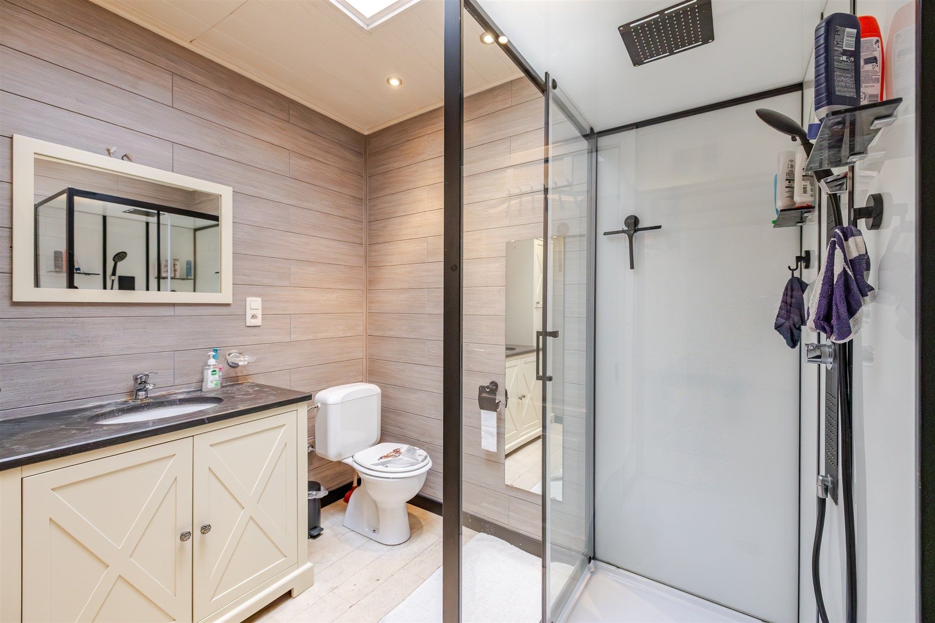 Instapklare en gerenoveerde woning met drie slaapkamers, tuin en zonnepanelen in het centrum van Welle foto 22