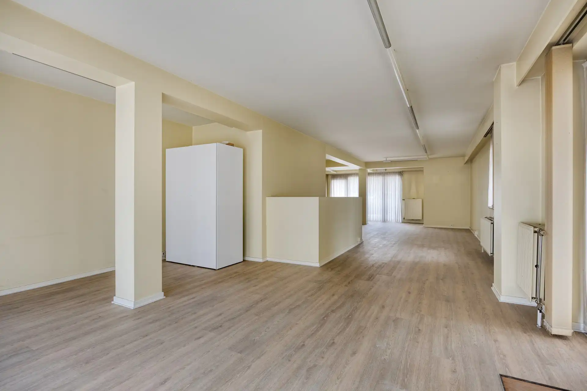 Kantoorruimte van privatieve kelder - 100 m² foto {{pictureIndex}}