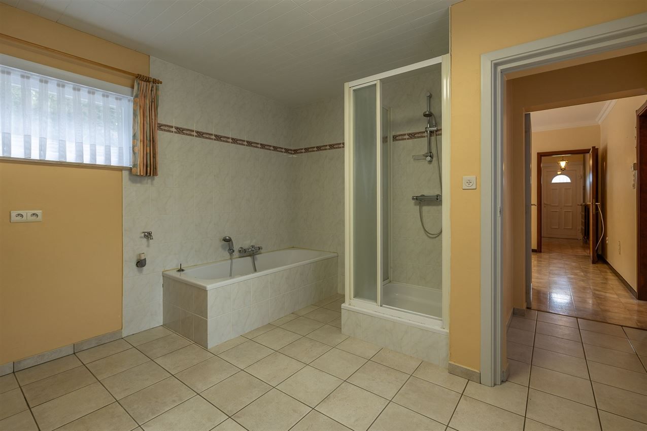 Temidden van agrarisch gebied, grenzend aan bos foto 16