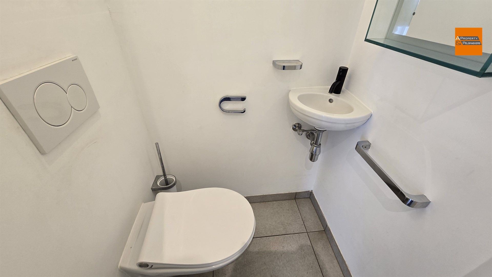  Gelijkvloersappartement met 2 slaapkamers, tuin, berging en parking foto 9