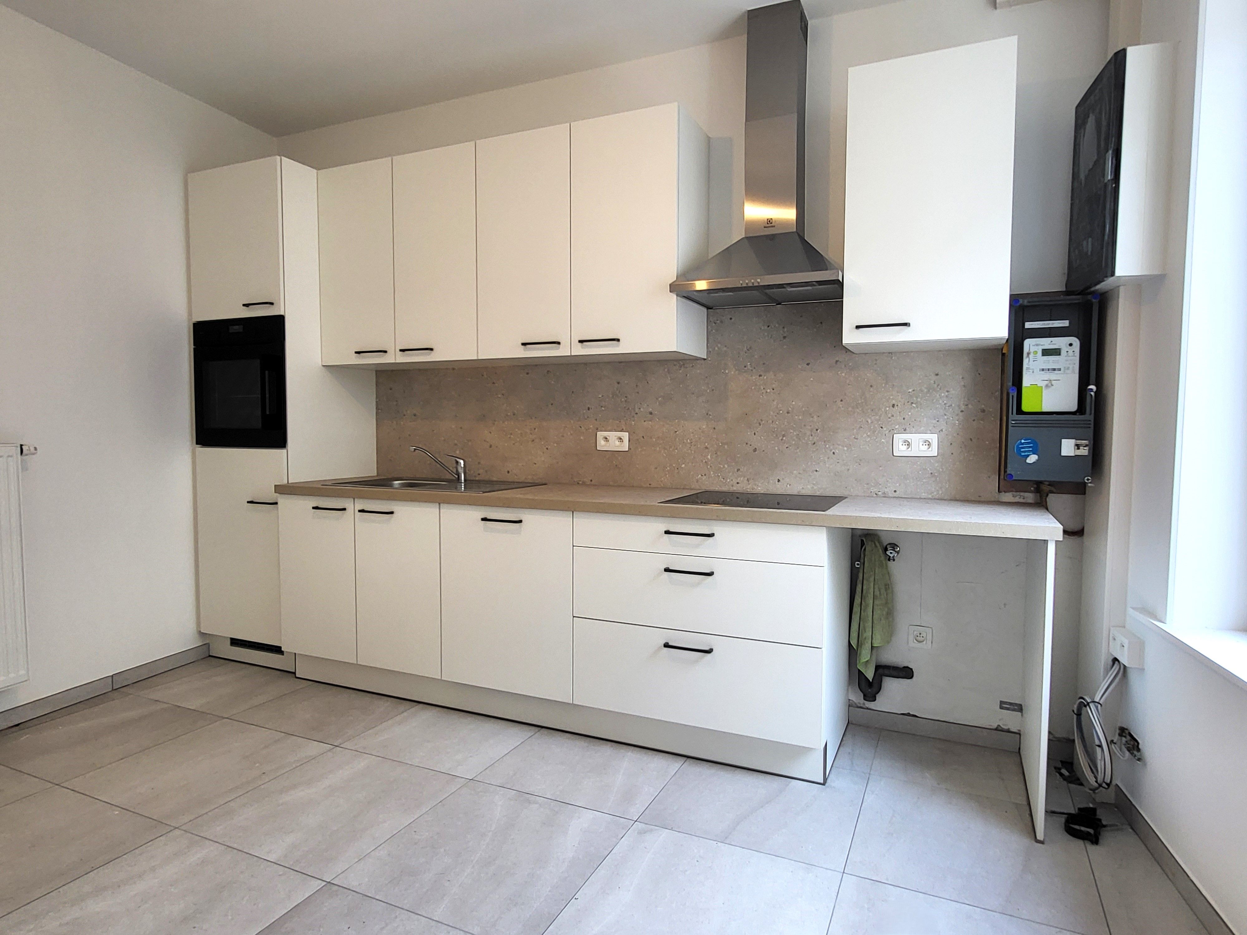 Deze volledig gerenoveerde woning (2025) biedt modern wooncomfort op een centrale ligging in het centrum, met winkels, scholen en openbaar vervoer op wandelafstand.  foto 18