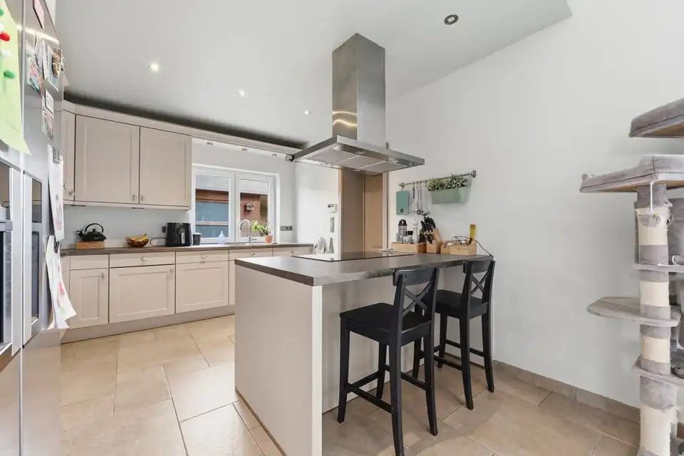 KNAP GERENOVEERDE GEZINSWONING MET 3 SLKS, TUIN EN CARPORT IN JEUK foto 11