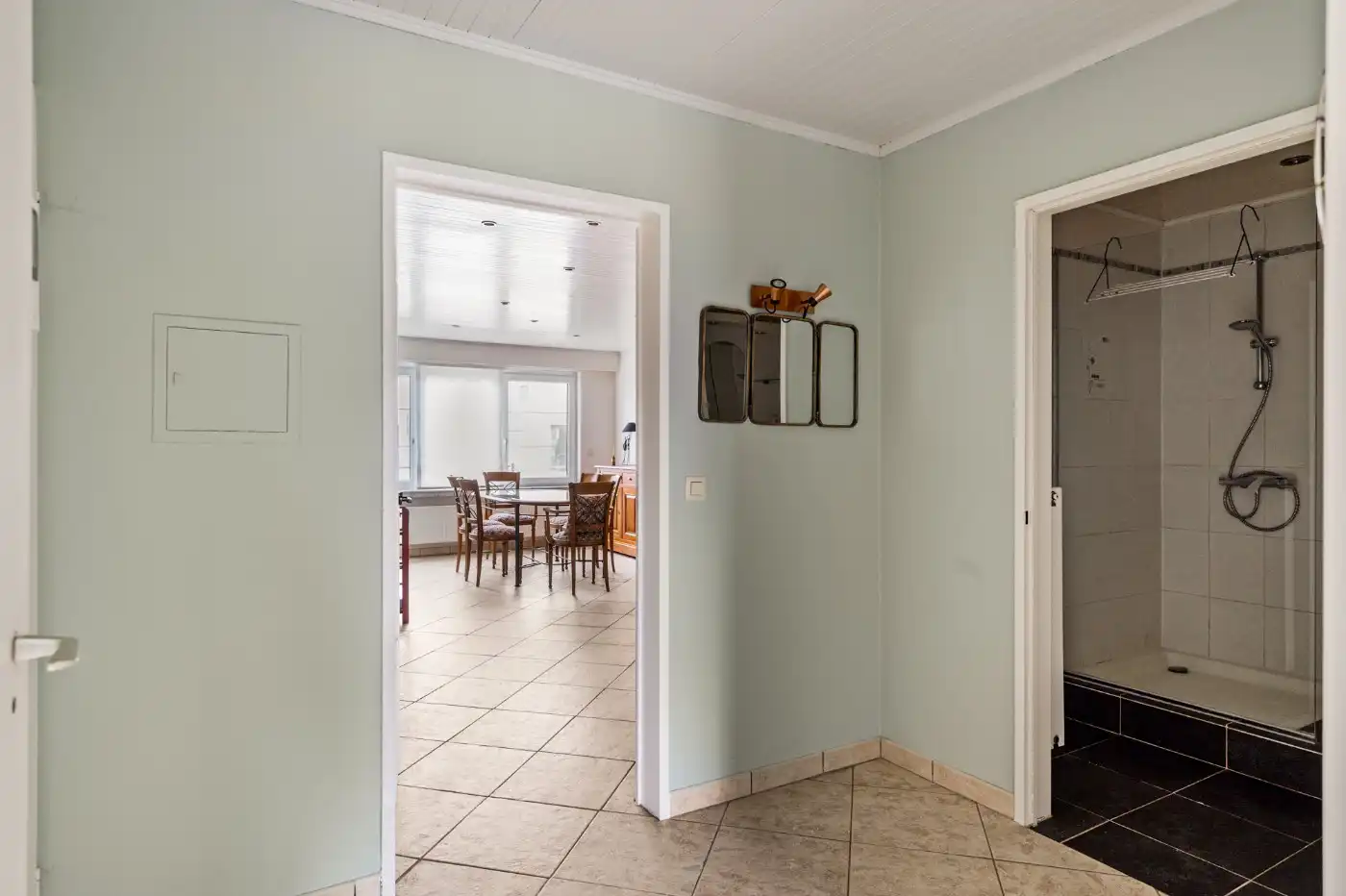 Keurig gelijkvloers appt. met 2 slpk., terras, voortuintje en garagebox foto 17