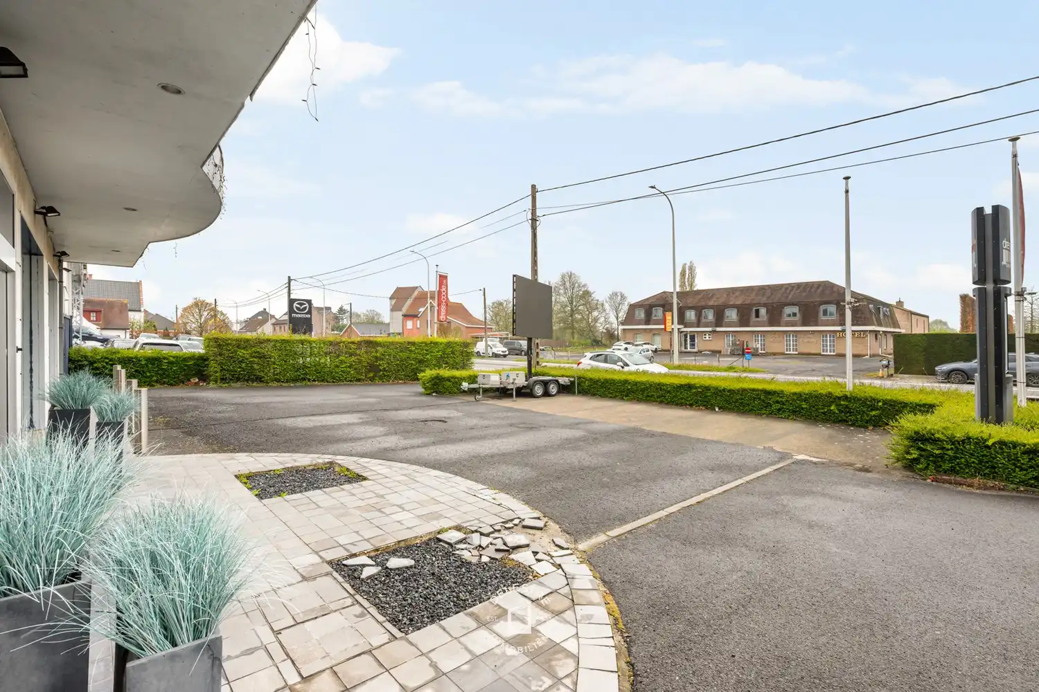 COMMERCIEEL PAND OP TOPLIGGING IN KUURNE NAAST CARDOEN EN MAZDA foto 3