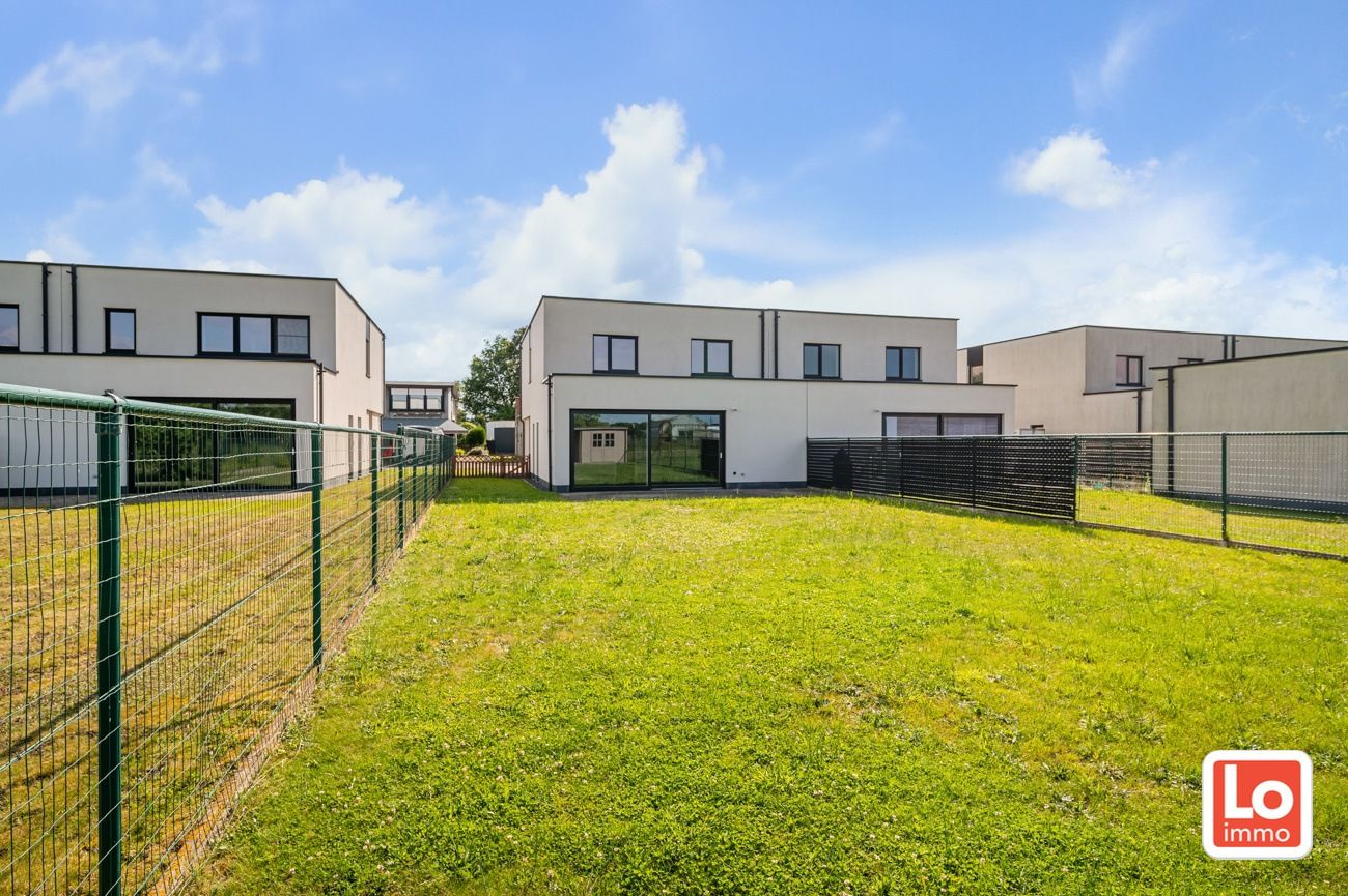 VERKOCHT! Moderne en instapklare halfopen woning met carport in Lochristi! foto 21