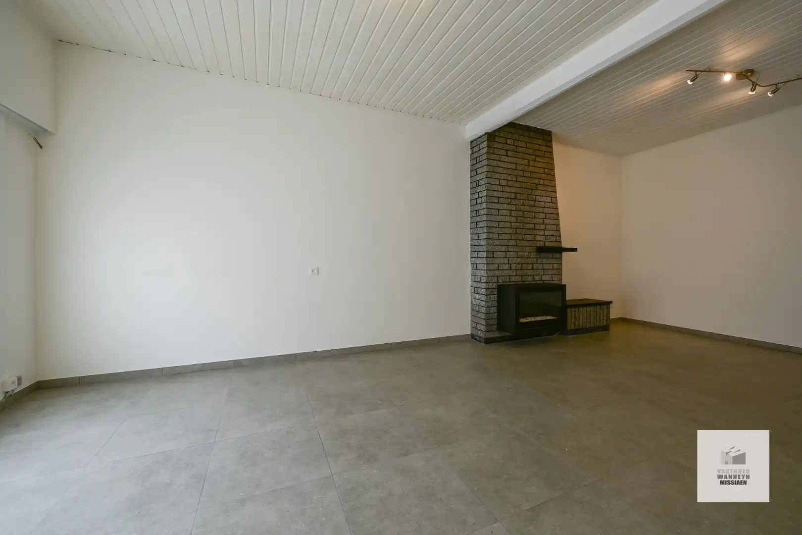 Gerenoveerde rijwoning met 3 slpk, tuin en garage in Zwevezele foto 3