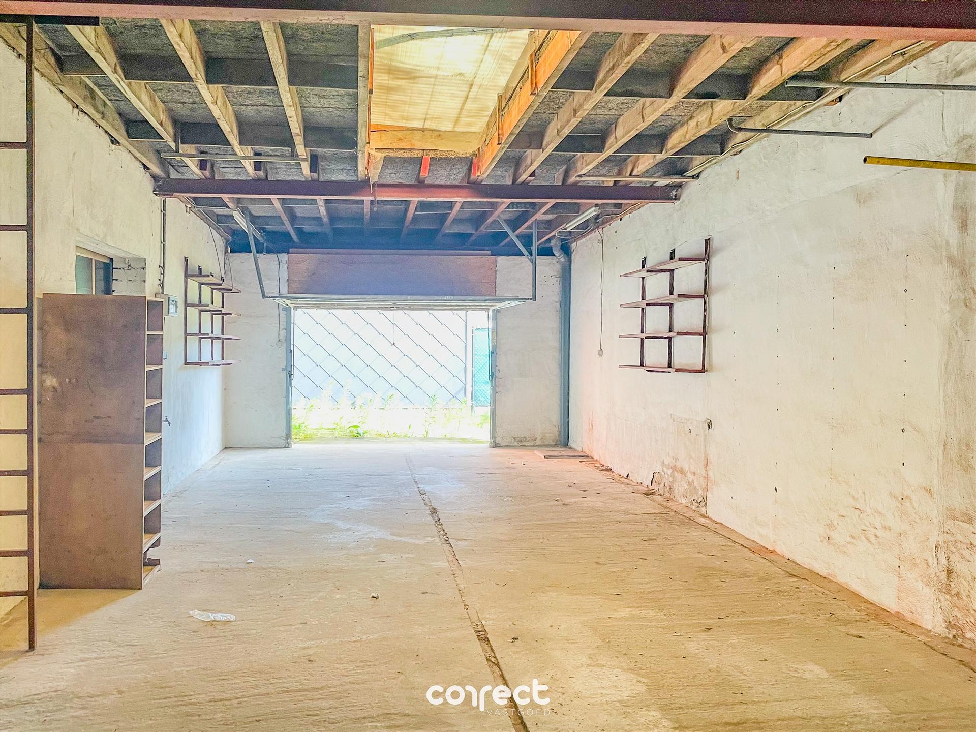 Garage met werkplaats of opslagplaats. foto 2