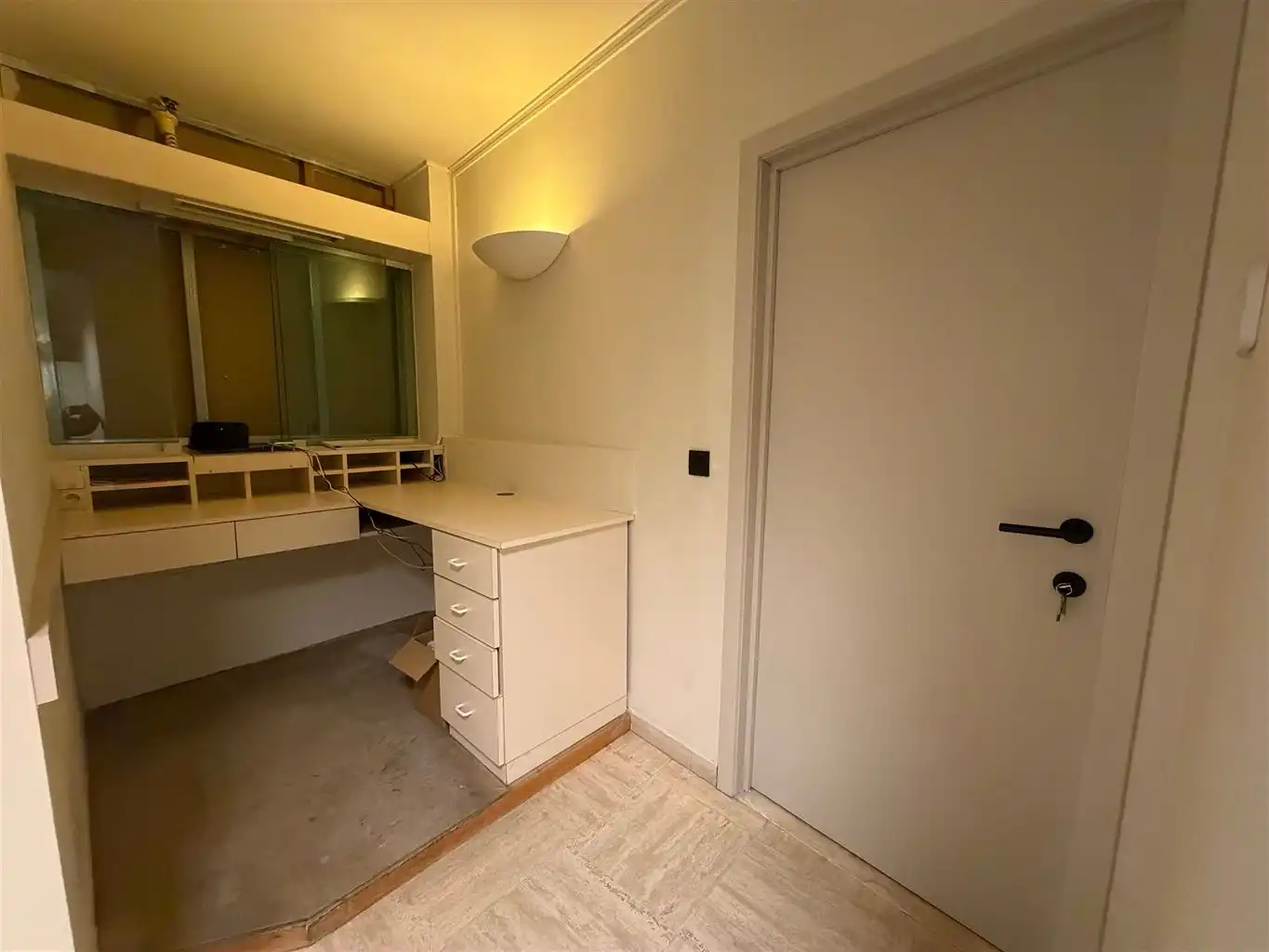 Instapklare kantoorruimte of praktijkruimte. Reeds voorzien van burelen en verlichtingsarmaturen vlakbij de Markt en de Hepperpoort. foto 11