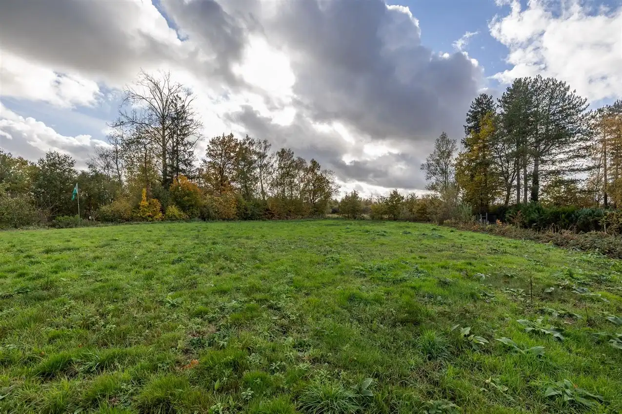 Uniek perceel van 50a33ca met af te breken woning aan agrarisch gebied foto 11