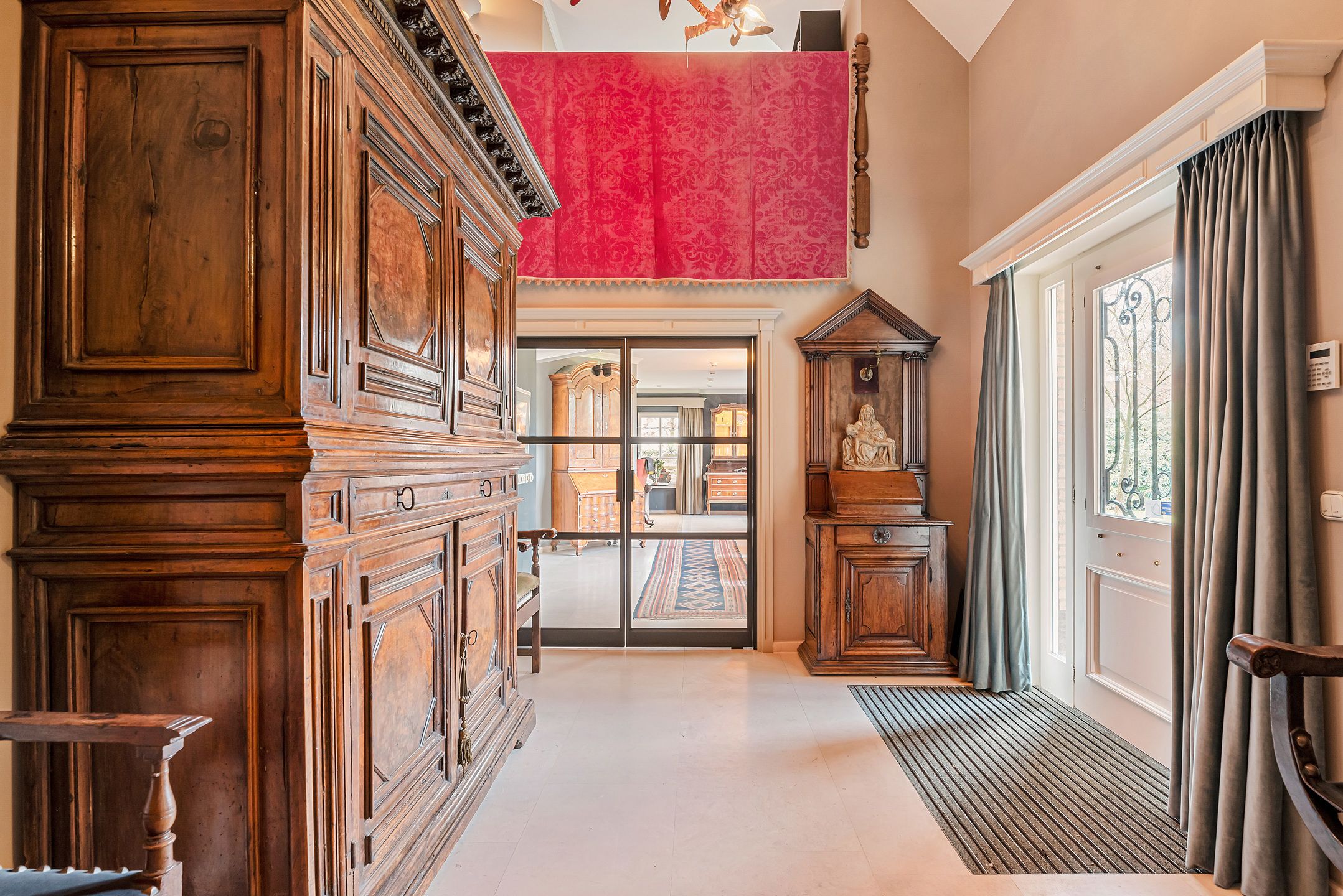 Rietgedekte villa met bijgebouw in Engelse stijl op 3.080m² foto 4