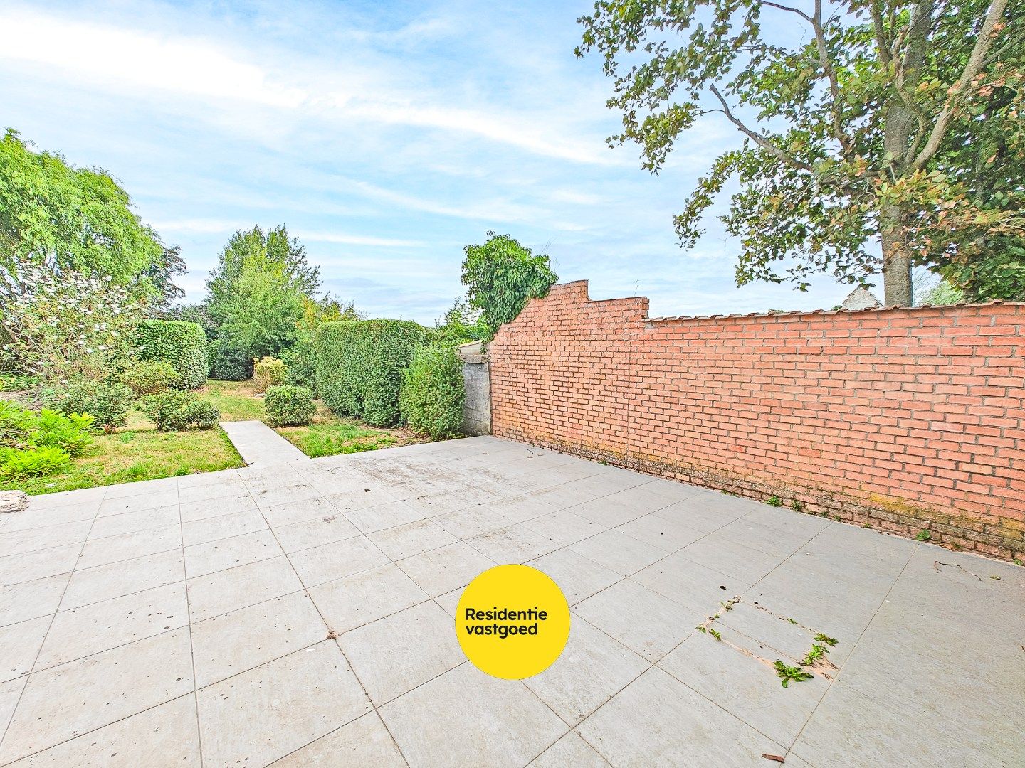 Ruime gezinswoning met 3 slaapkamers, grote tuin en garage.  foto 3