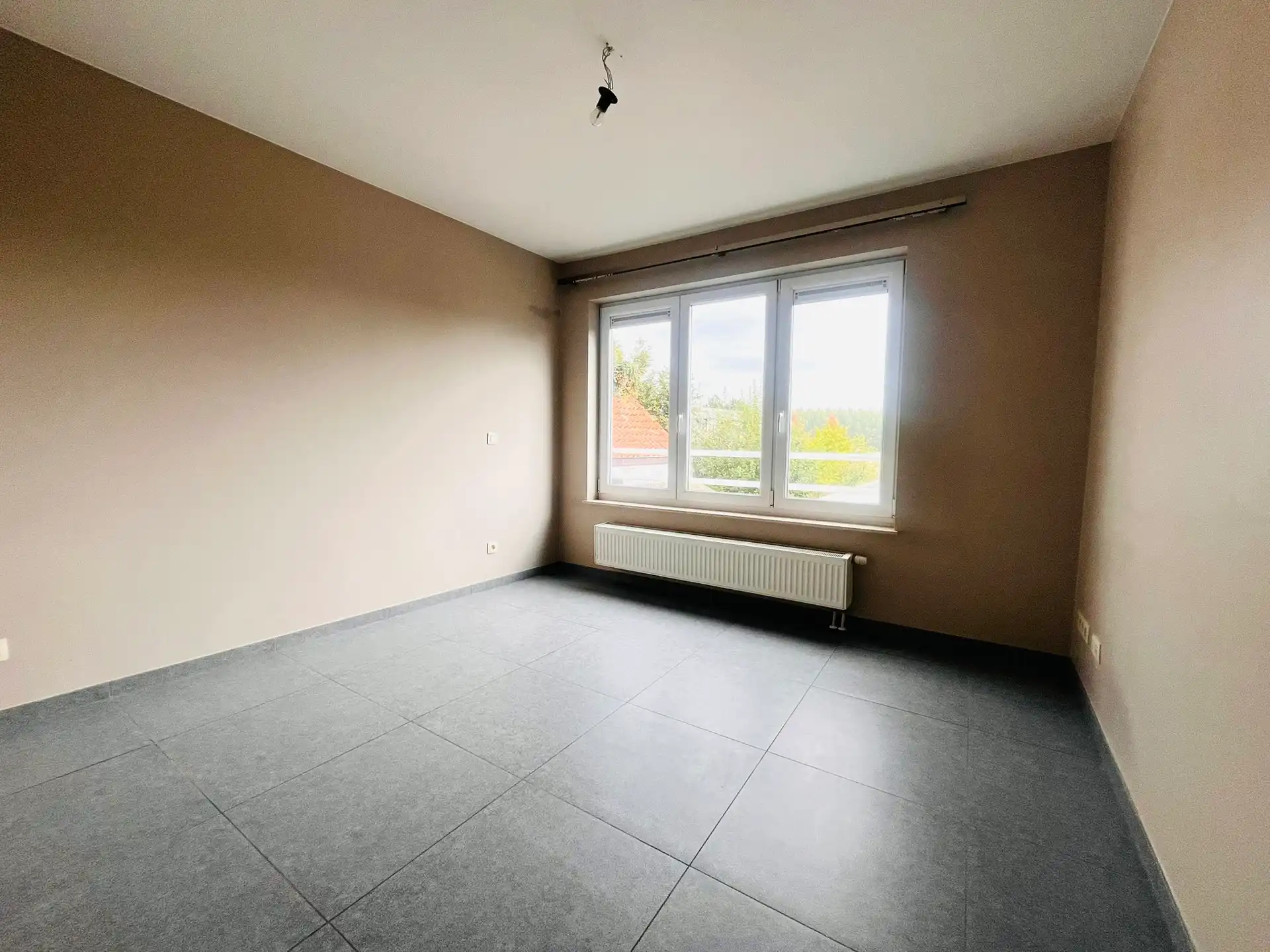 RUIM APPARTEMENT MET TERRAS EN ZICHT OP DE DENDER. foto 10