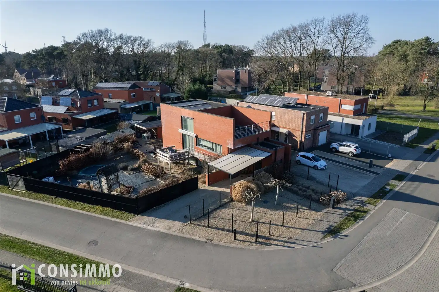 Unieke woning met industrieel-landelijke stijl in een rustige woonwijk van Genk foto 2