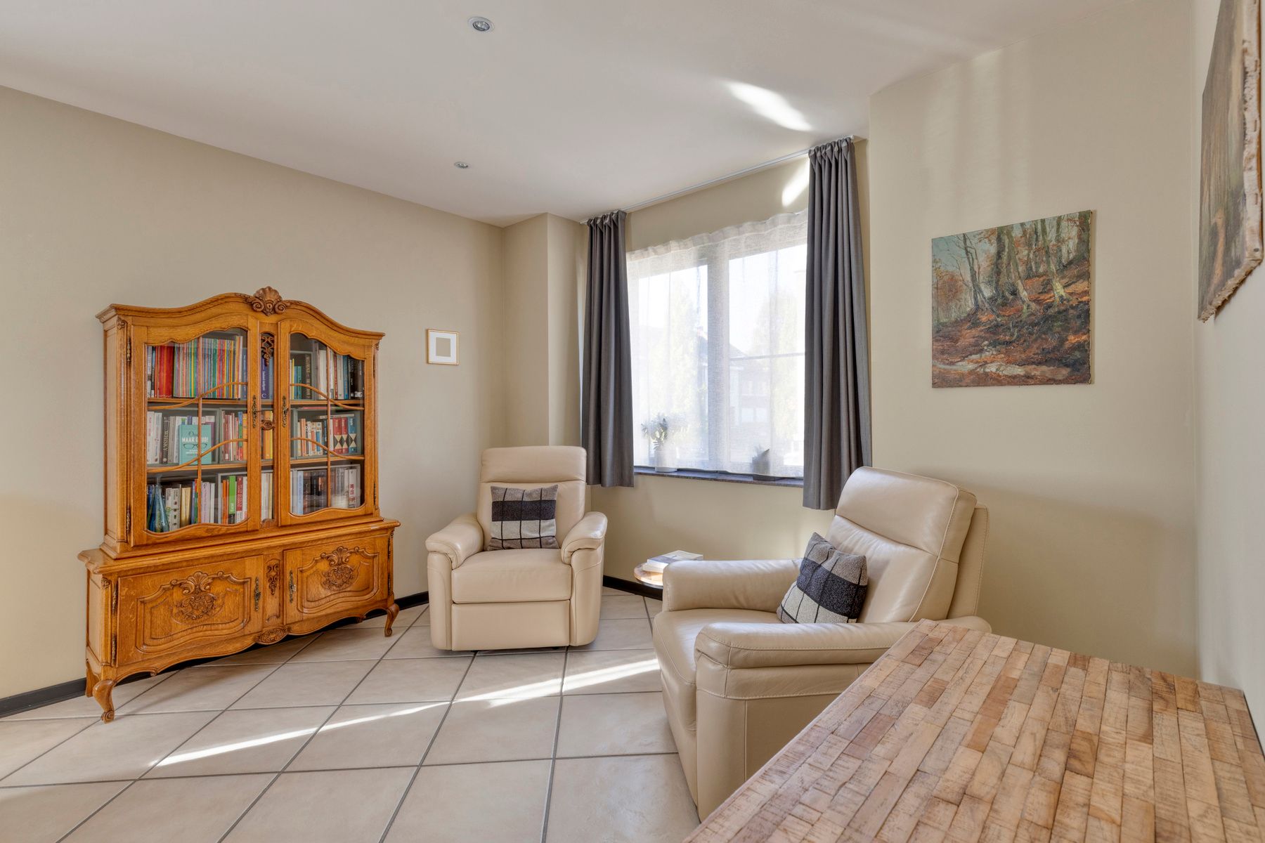 Ruime woning met 4 slaapkamers, garage en tuin foto 8
