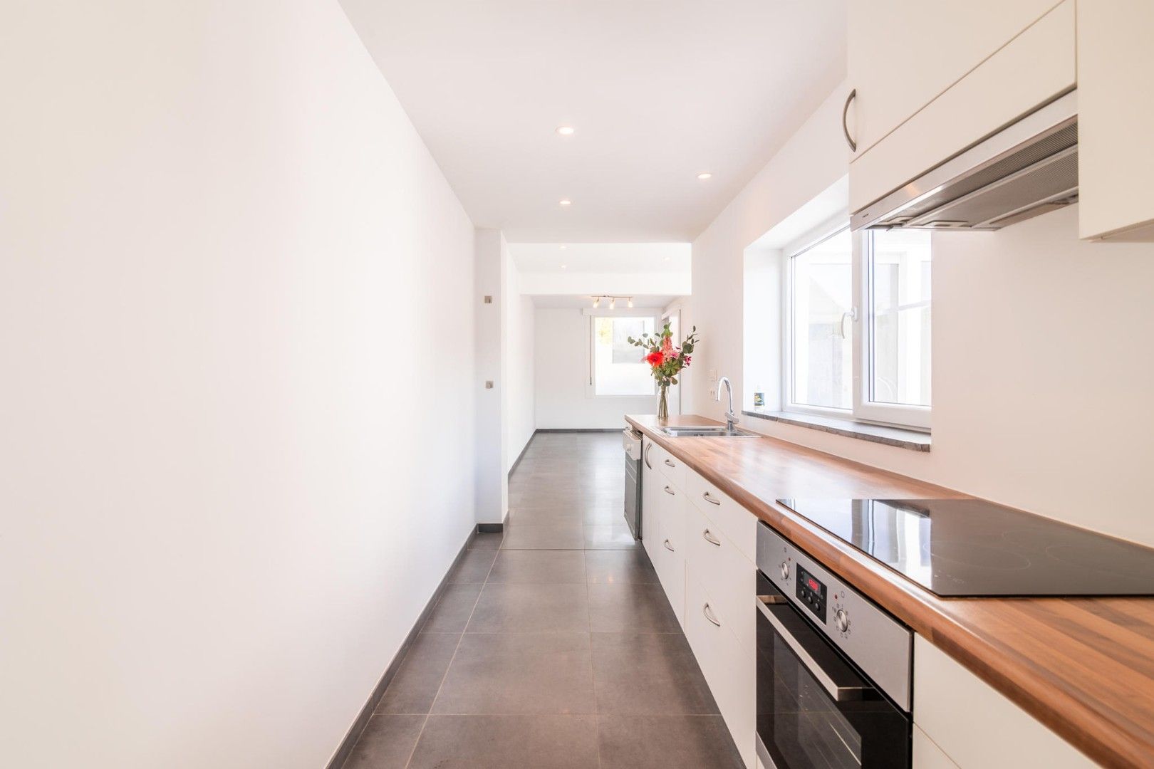 Instapklare woning met 2-3 slaapkamers te Tielt (Meulebeke)! foto 2