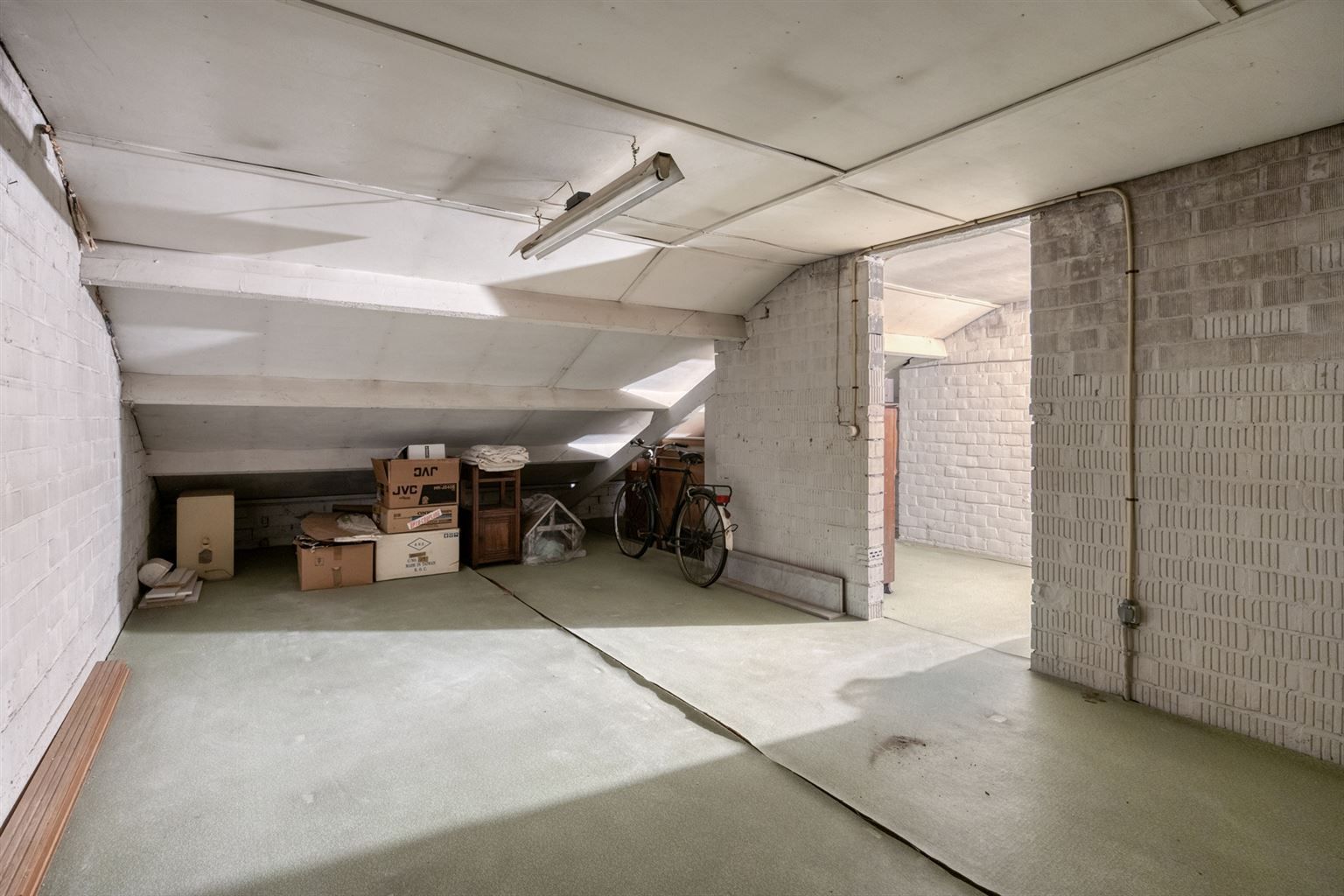 Vrijstaande woning in 70s stijl op een uniek perceel van 15a93ca met 5 slaapkamers, inpandige garage en riante tuin, gelegen op een rustige toplocatie nabij het centrum van Maaseik. foto 32