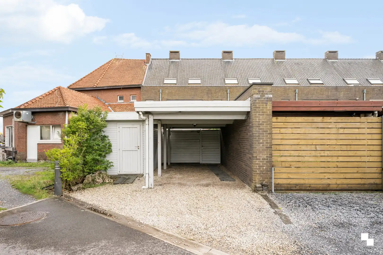 Instapklare woning met drie slaapkamers en achteruitweg foto 14