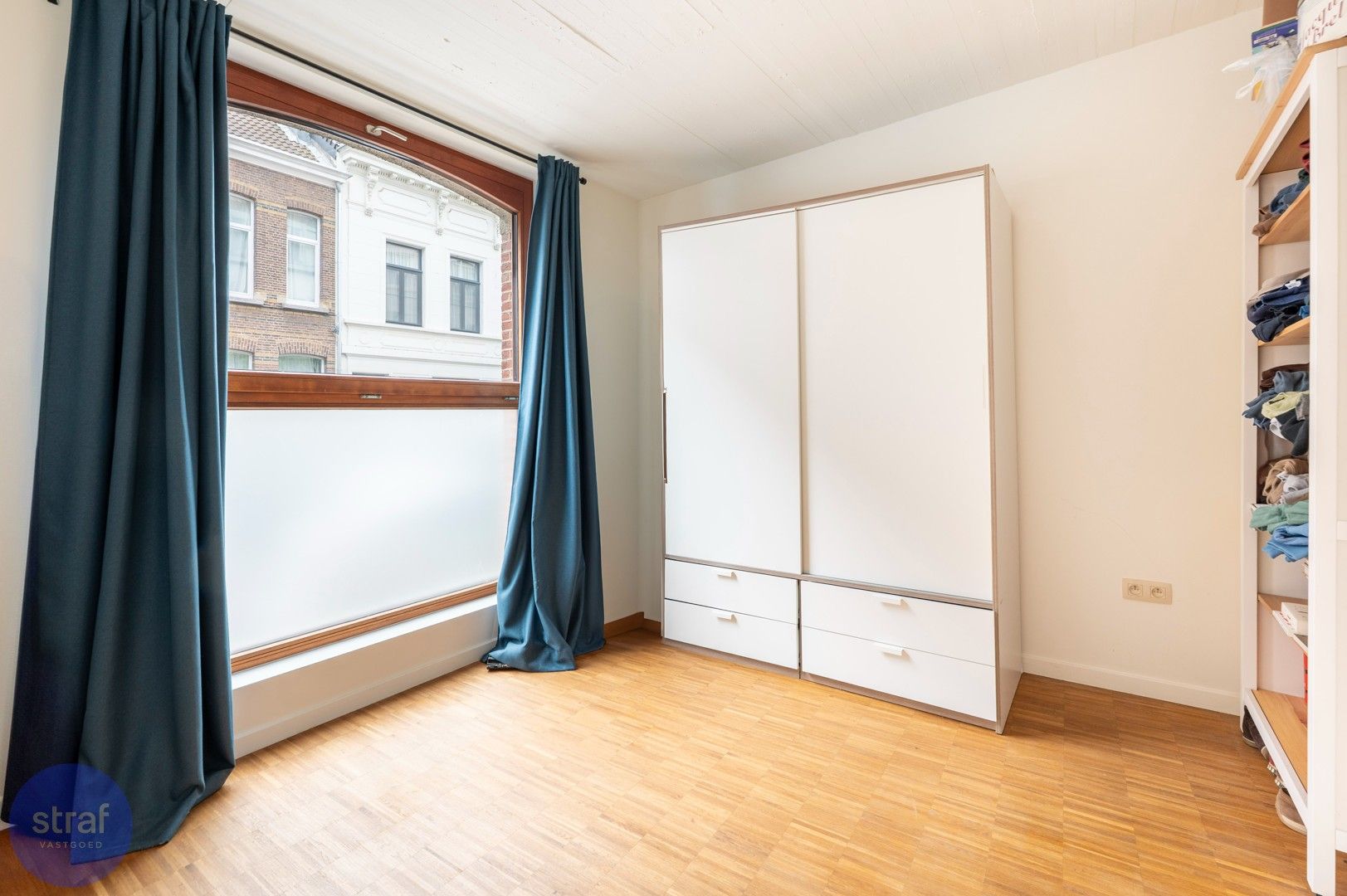 Moderne loft met open leefruimte en gezellige stadstuin in Berchem foto 17