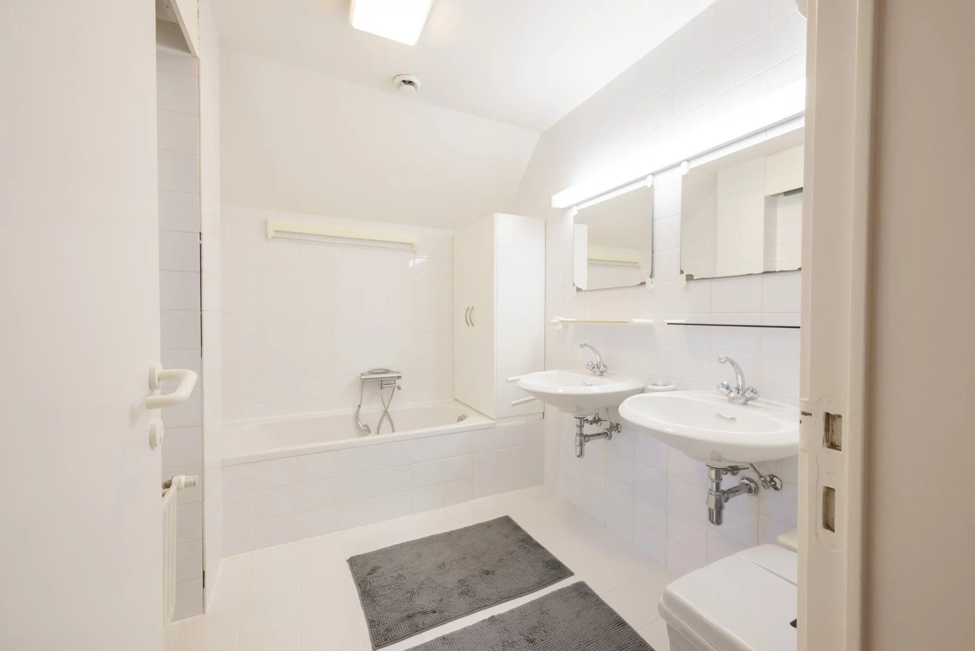 Ruim appartement met 4 slaapkamers, groot terras, tuin en garage. foto 30