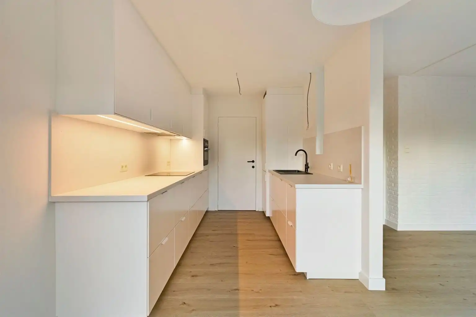 Recent gerenoveerd, ruim en lichtrijk 2-slaapkamerappartement in hartje Maaseik.  foto 4