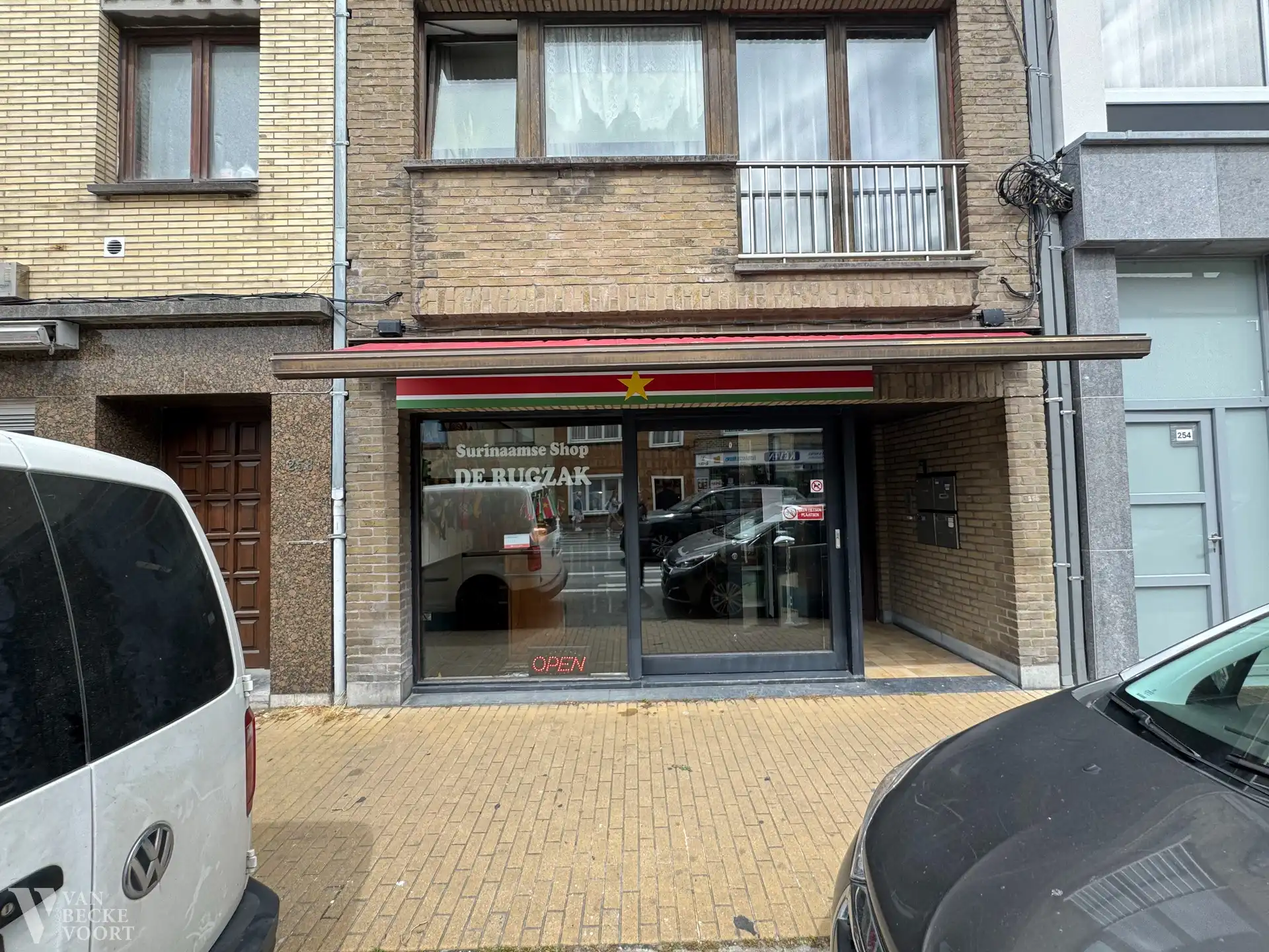 Handelsgelijkvloers 60m² aan drukke invalsweg Oostende foto 12