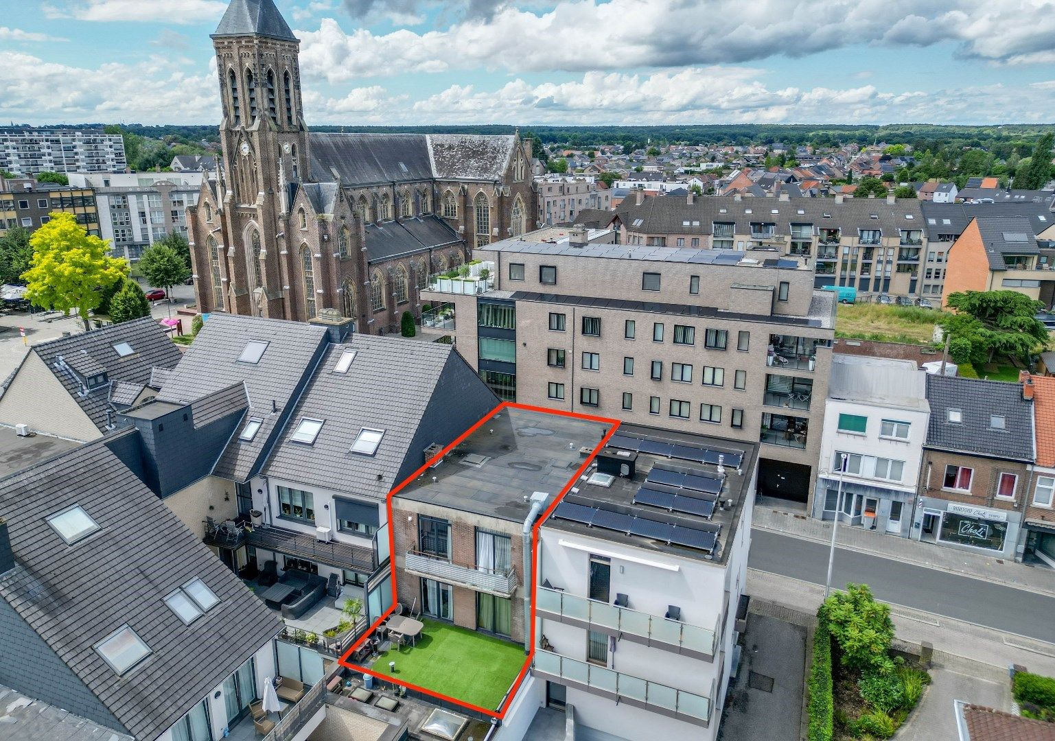 INVESTERINGSKANS:  2 VERHUURDE APPARTEMENTEN + HANDELSPAND IN CENTRUM LANAKEN ! foto 3