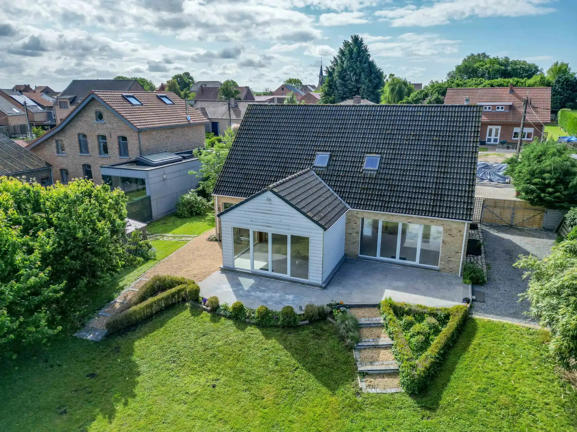 Ruime, energiezuinige woning voor eventueel multifunctioneel gebruik foto {{pictureIndex}}