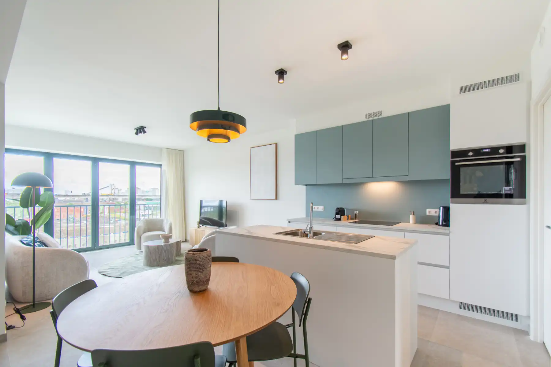 Prachtig modern en gemeubeld appartement met 2slpk en balkon foto 2