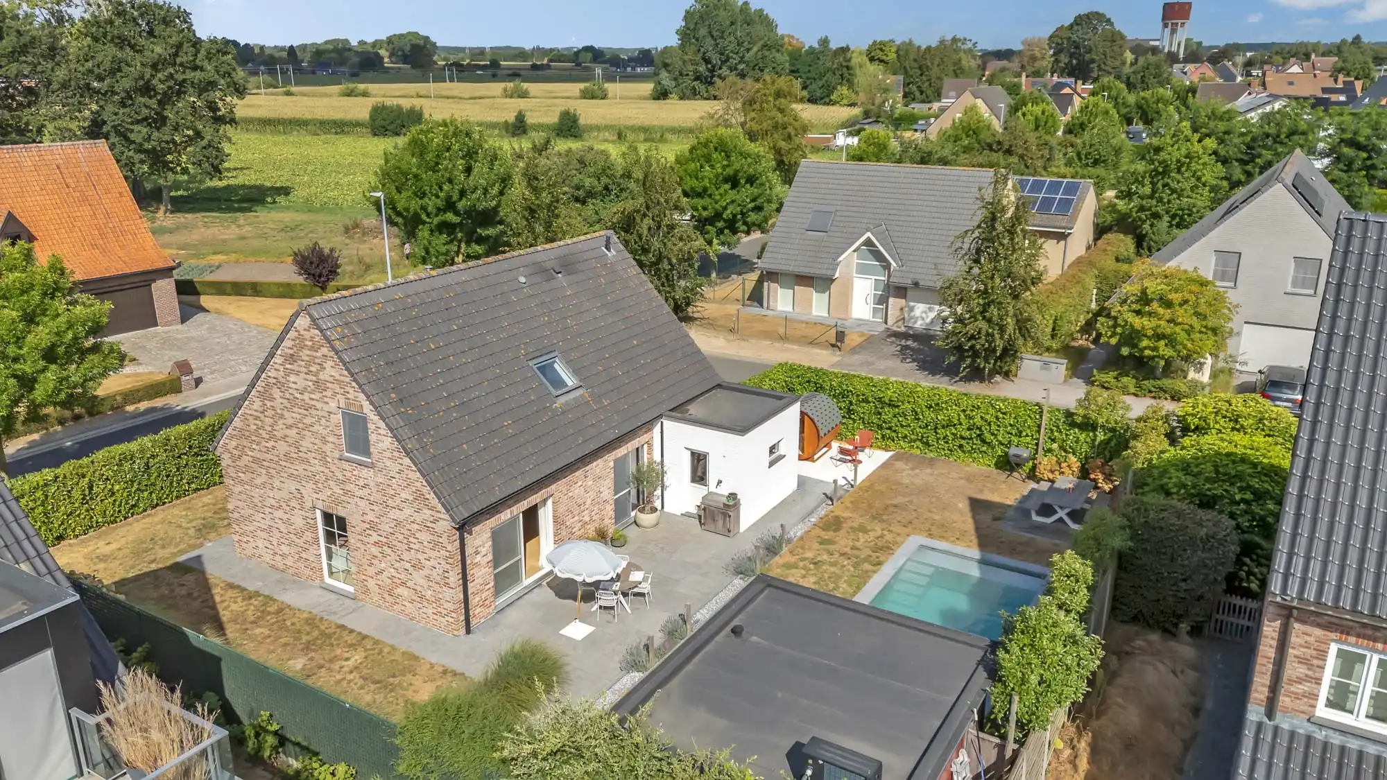 Woning met zwembad en zonnepanelen op toplocatie foto 31