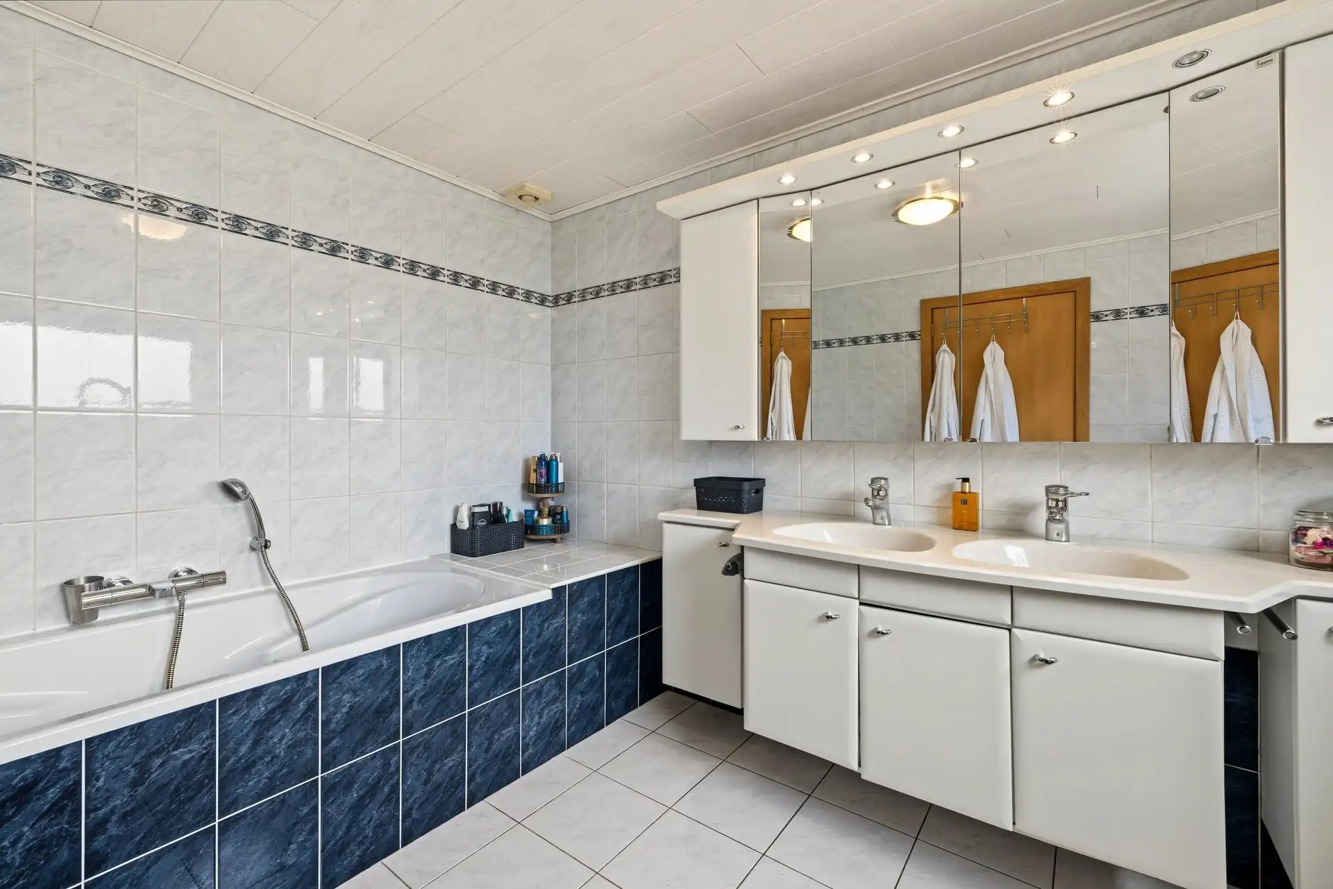 Ruime gezinswoning met 5 slaapkamers en garage foto 11