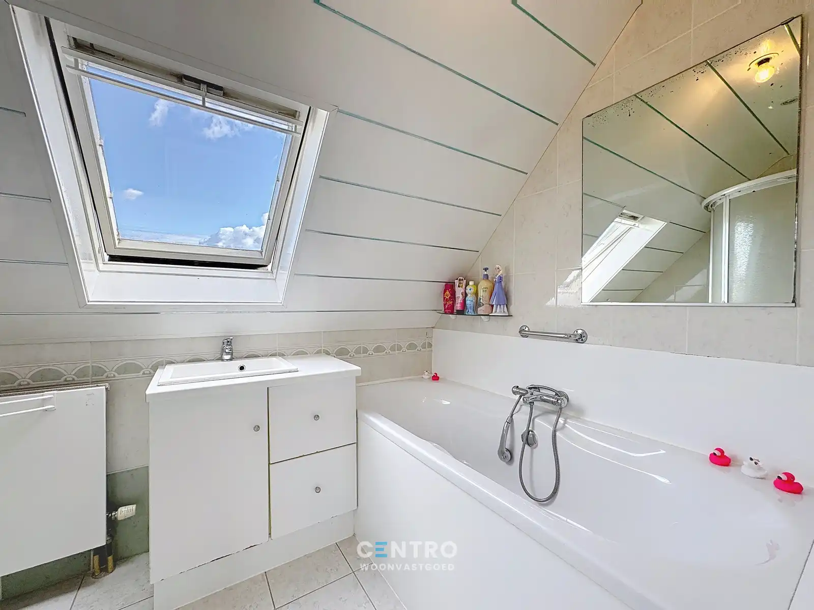 Villa met 5 slpks, veranda én carport te Roeselare! foto 8