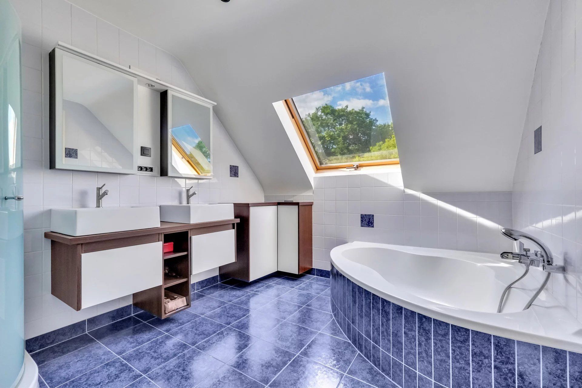 Ruime woning met zwembad op mooi groot perceel foto 29