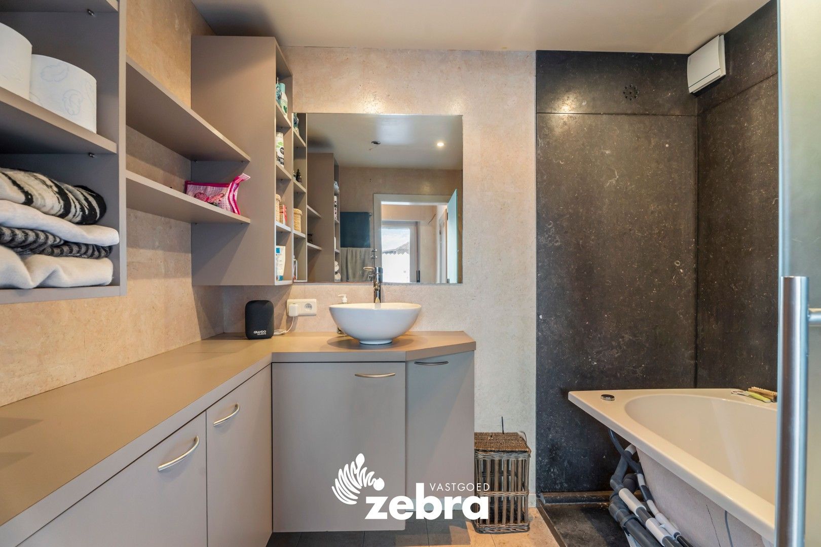 Instapklare woning met 4 slaapkamers en tuin te Oostrozebeke! foto 11
