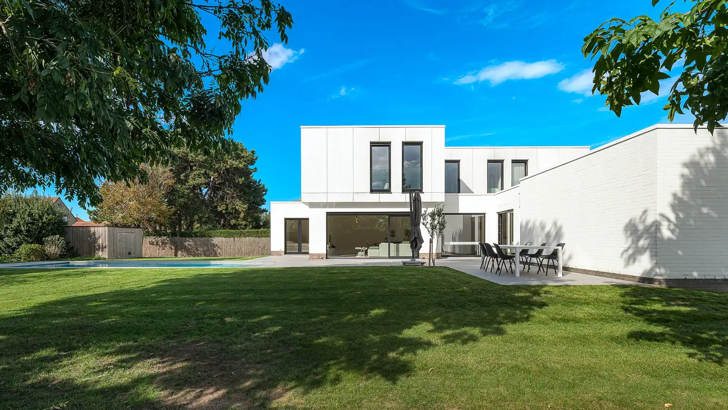 Grote moderne villa met zwembad op uitzonderlijk groot perceel. foto 9