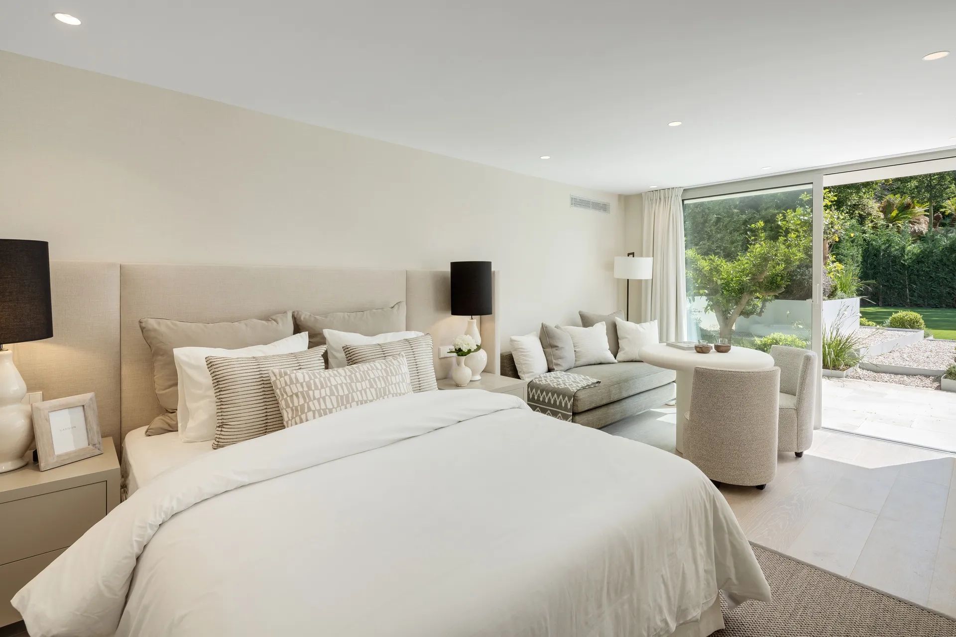 Iconische villa in Marbella’s toplocatie – instapklaar meesterwerk met tennisbaan, spa en cinema foto 14