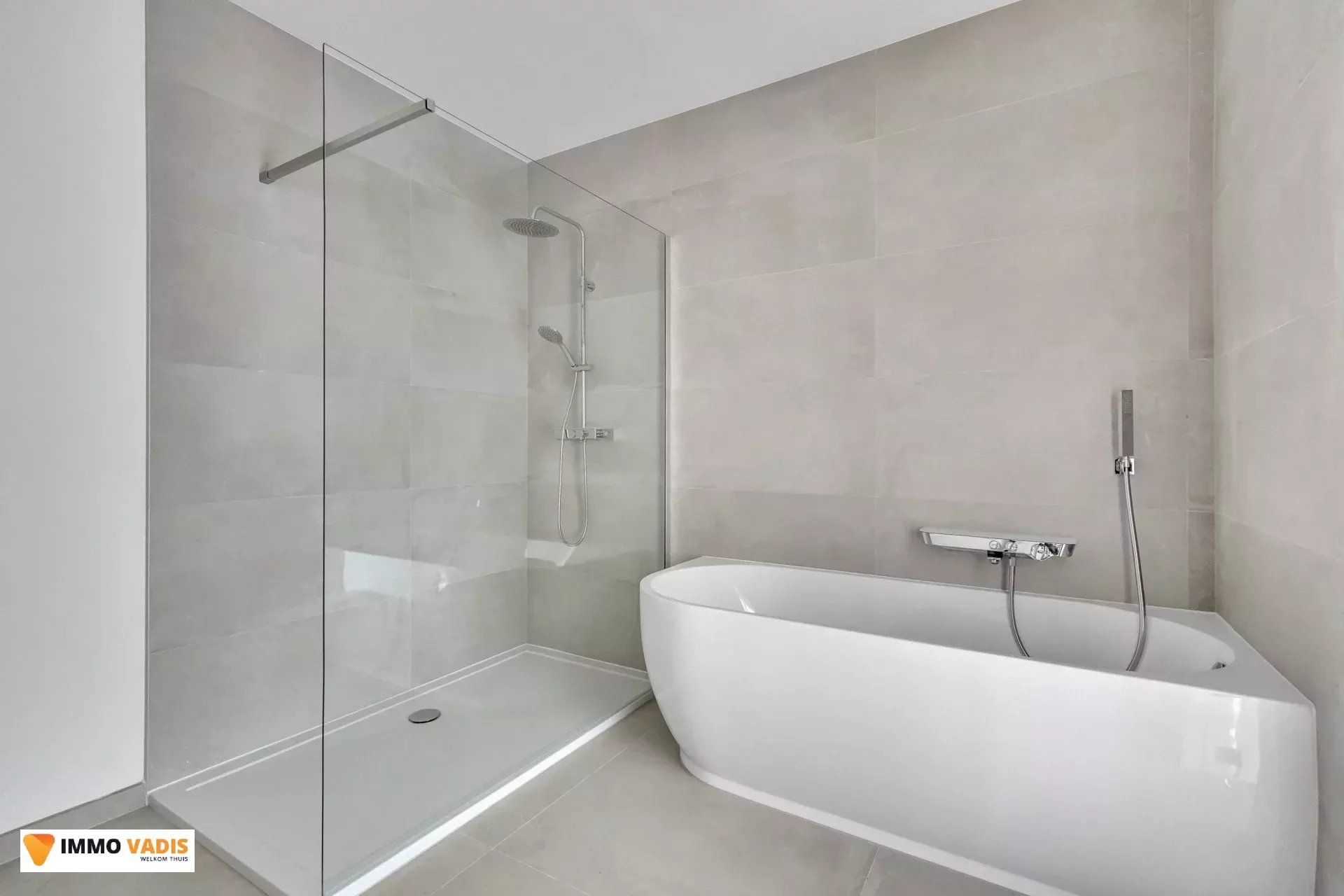 Moderne, energiezuinige woning in groene omgeving foto 18