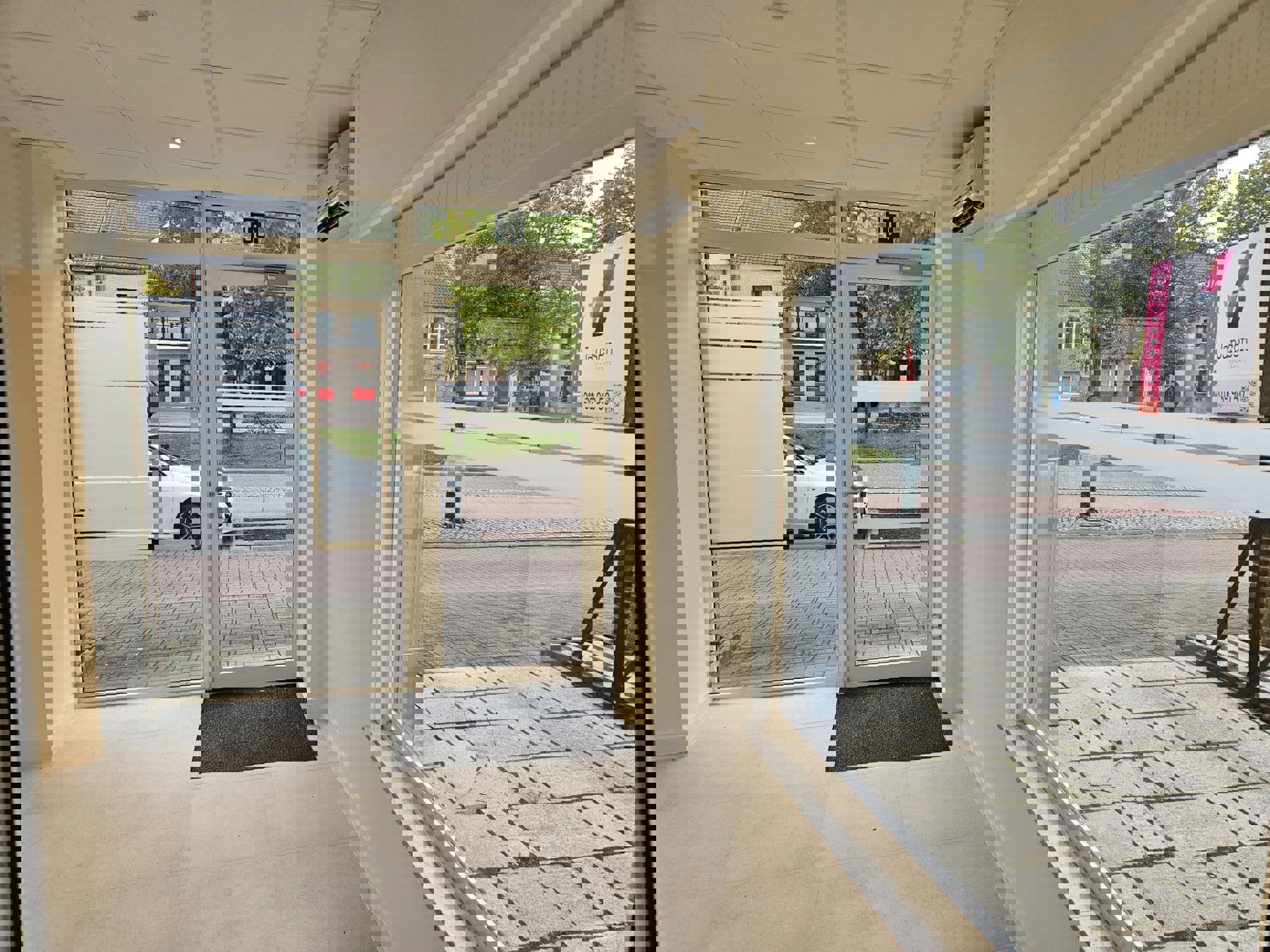 TE  HUUR in Meeuwen: kantoor/commerciële ruimte foto 5