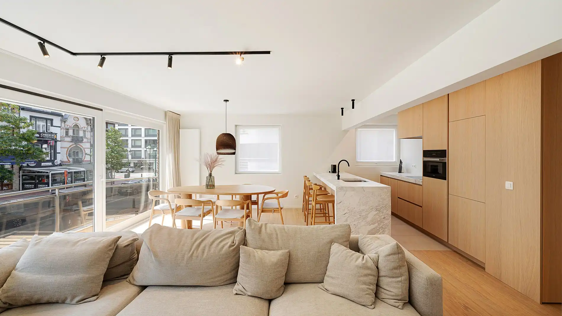 Gerenoveerd hoekappartement met 3 ruime slpks.  foto 2