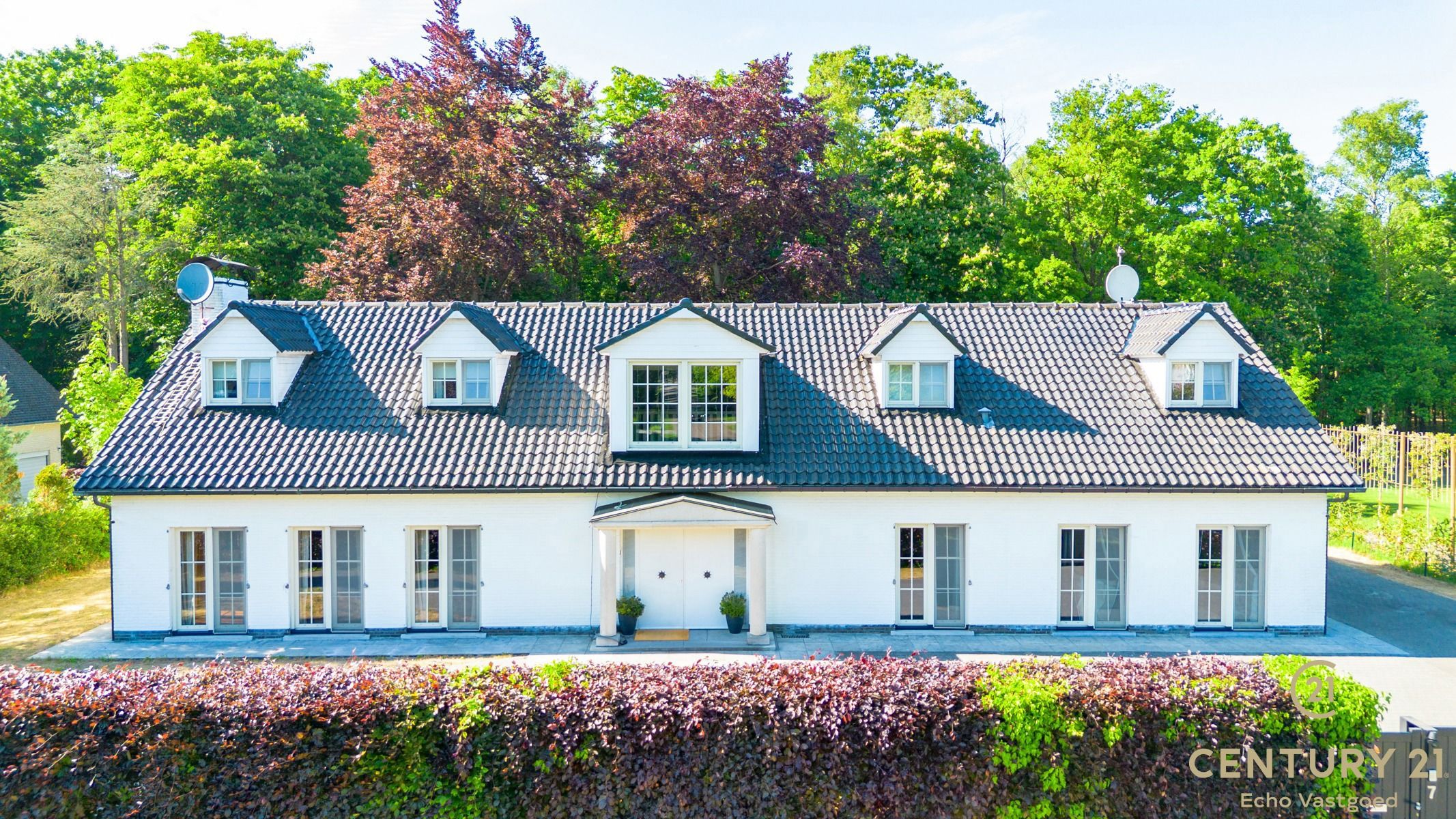 Villa met 5 slaapkamers, 3 badkamers en uniek groen uitzicht foto 35