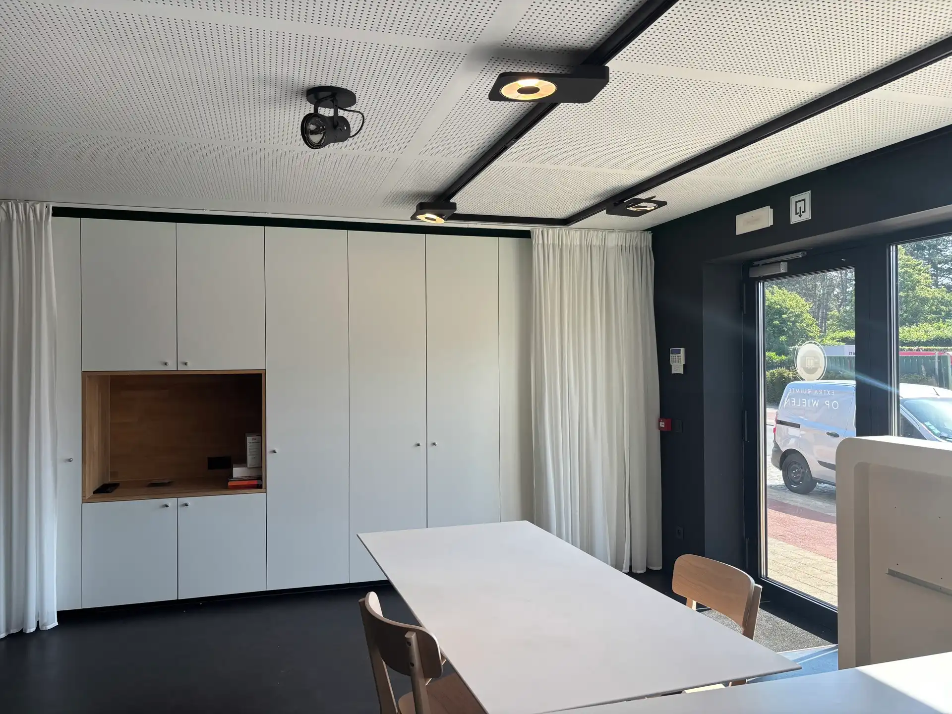 Handelspand/kantoor/toonzaal nabij centrum Noorderwijk foto 3
