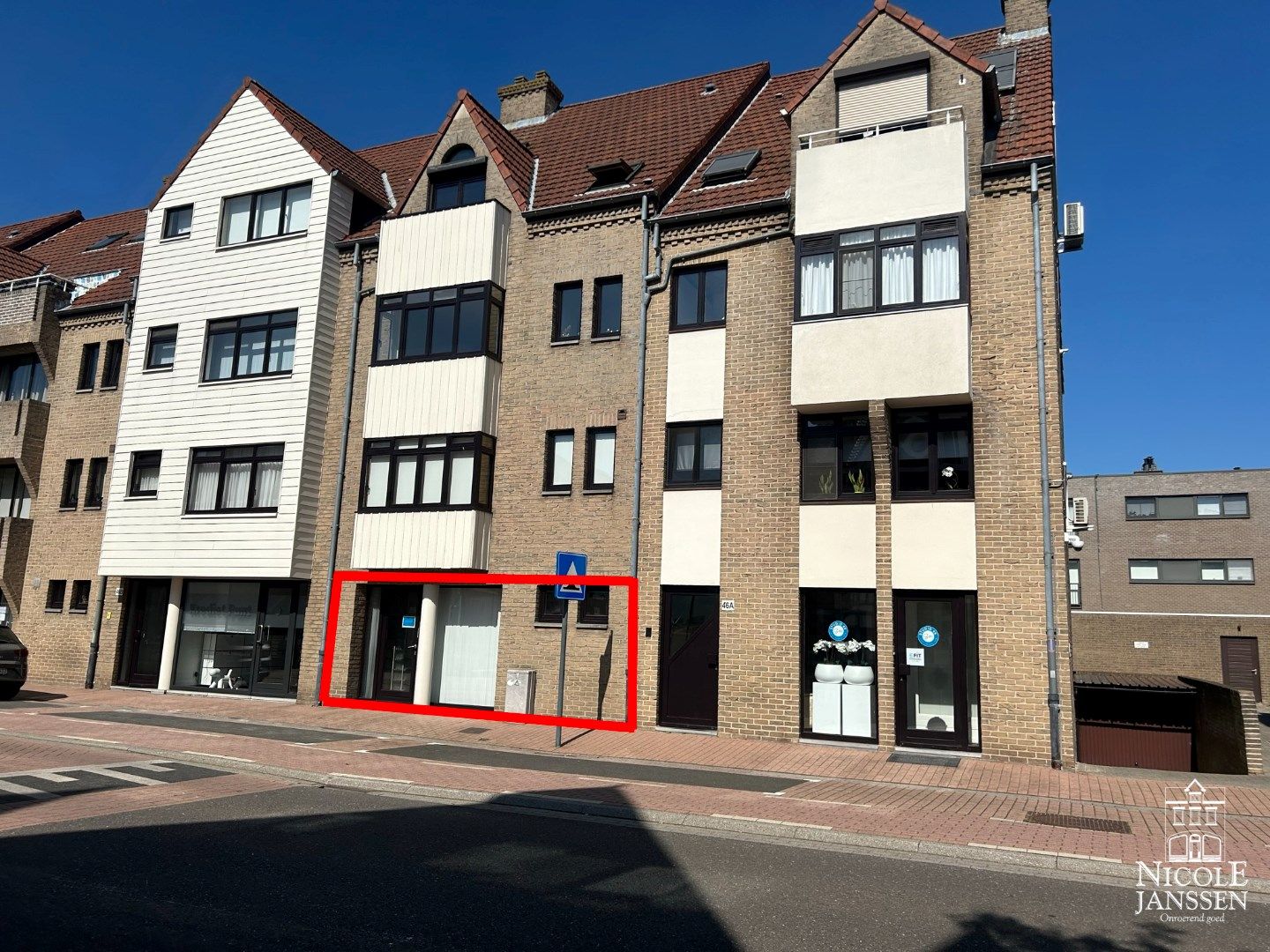 Verzorgd gelijkvloers handelspand met parkeergelegenheid op goed bereikbare locatie foto {{pictureIndex}}