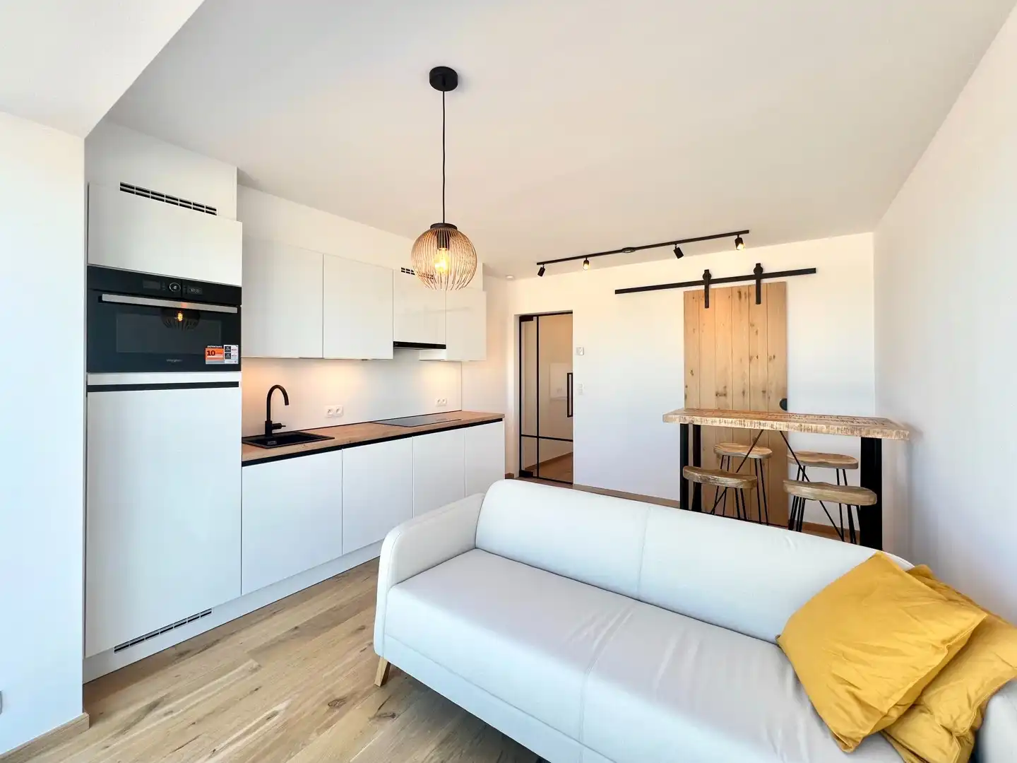 Gerenoveerde studio met slaaphoek op de Zeedijk foto 2