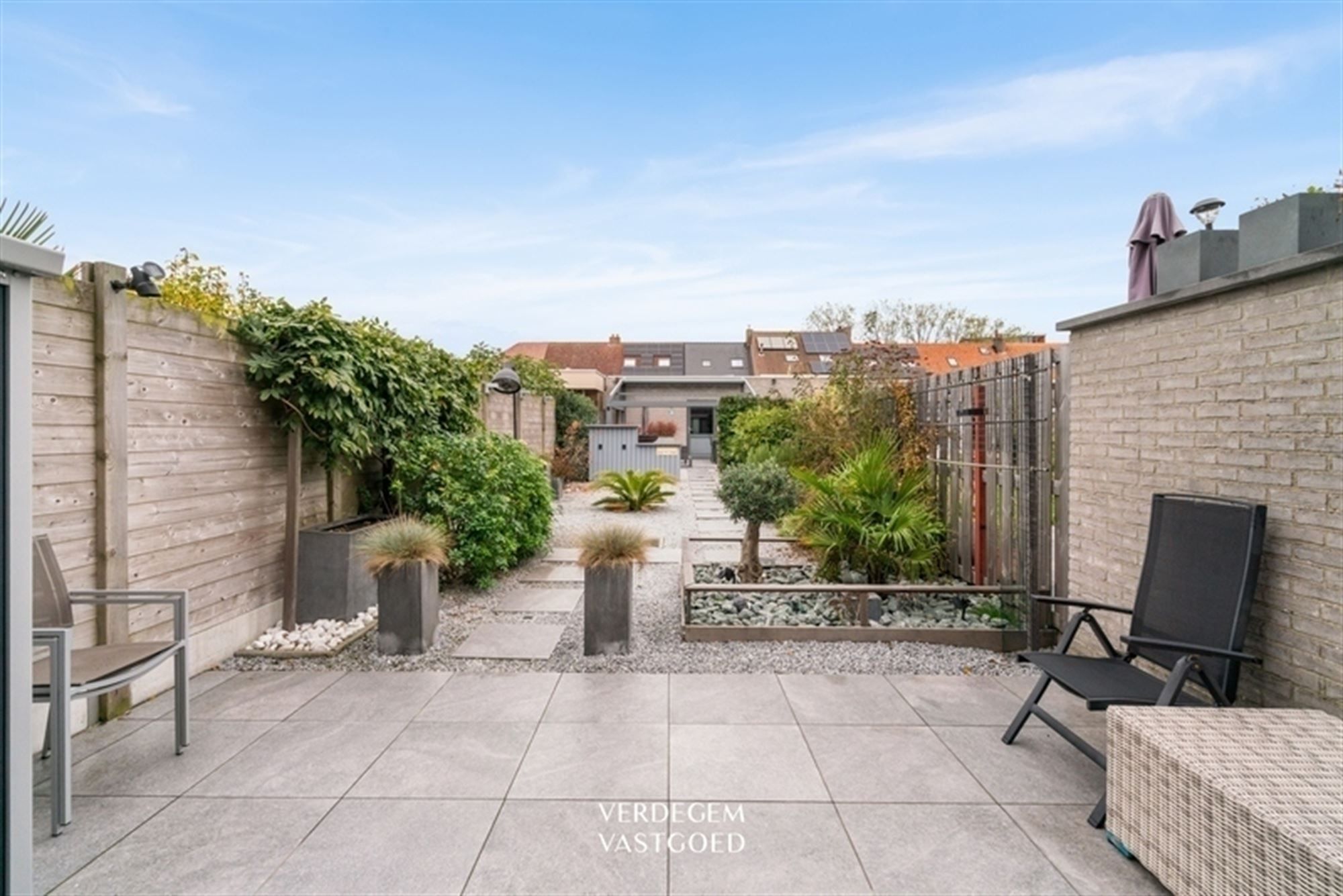 Instapklaar en knap afgewerkte woning met 2 garages, geniettuin en atelier/praktijk foto 21