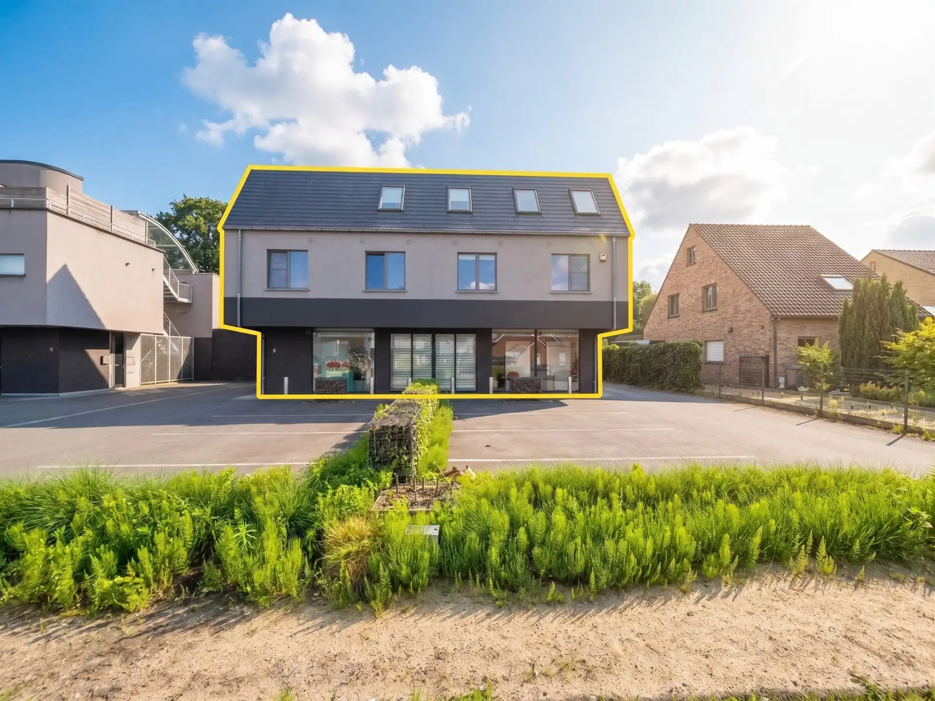 Centraal gelegen handelspand met 3 appartementen! foto {{pictureIndex}}